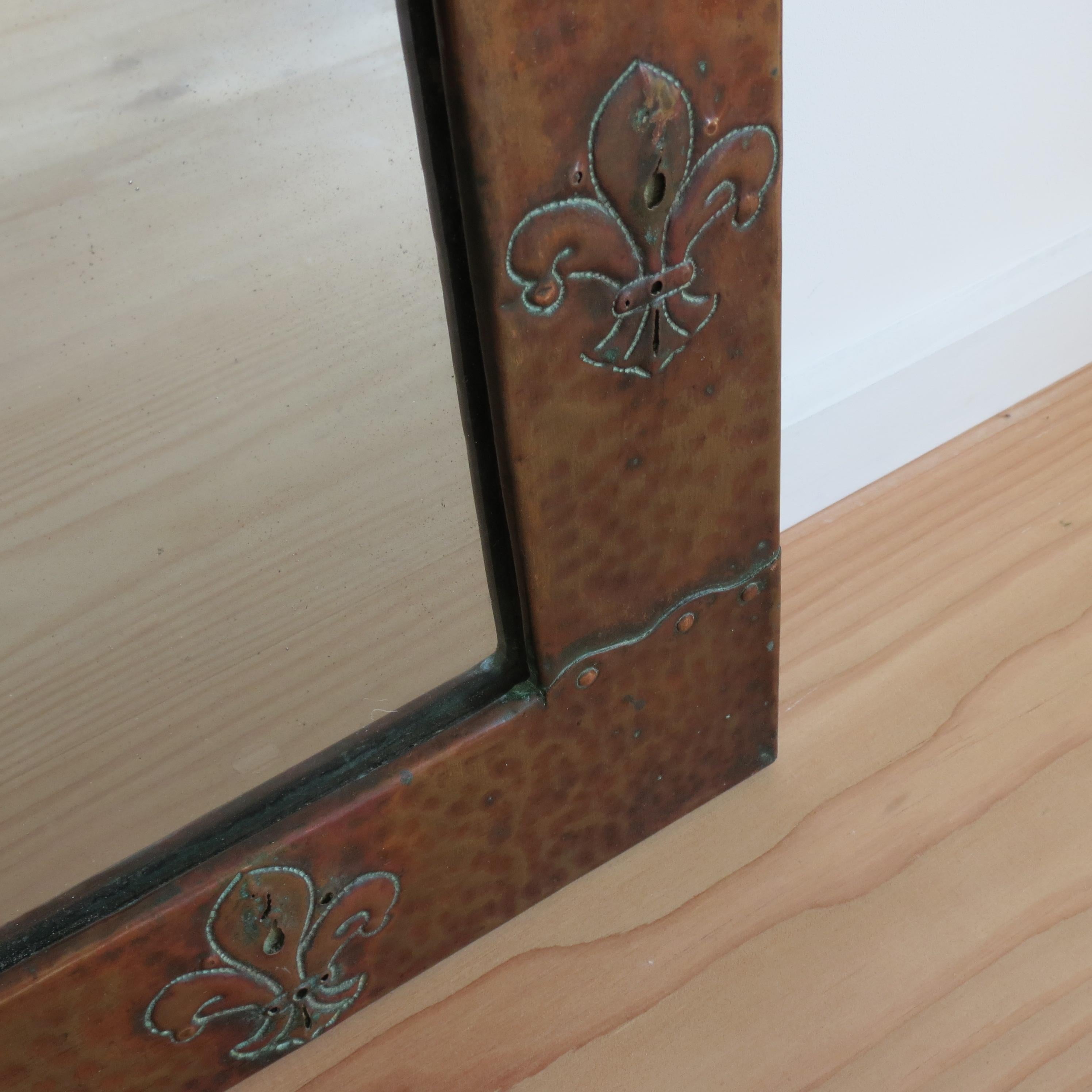 Miroir mural Fleur de Lys en cuivre de style Liberty Arts and Crafts en vente 6