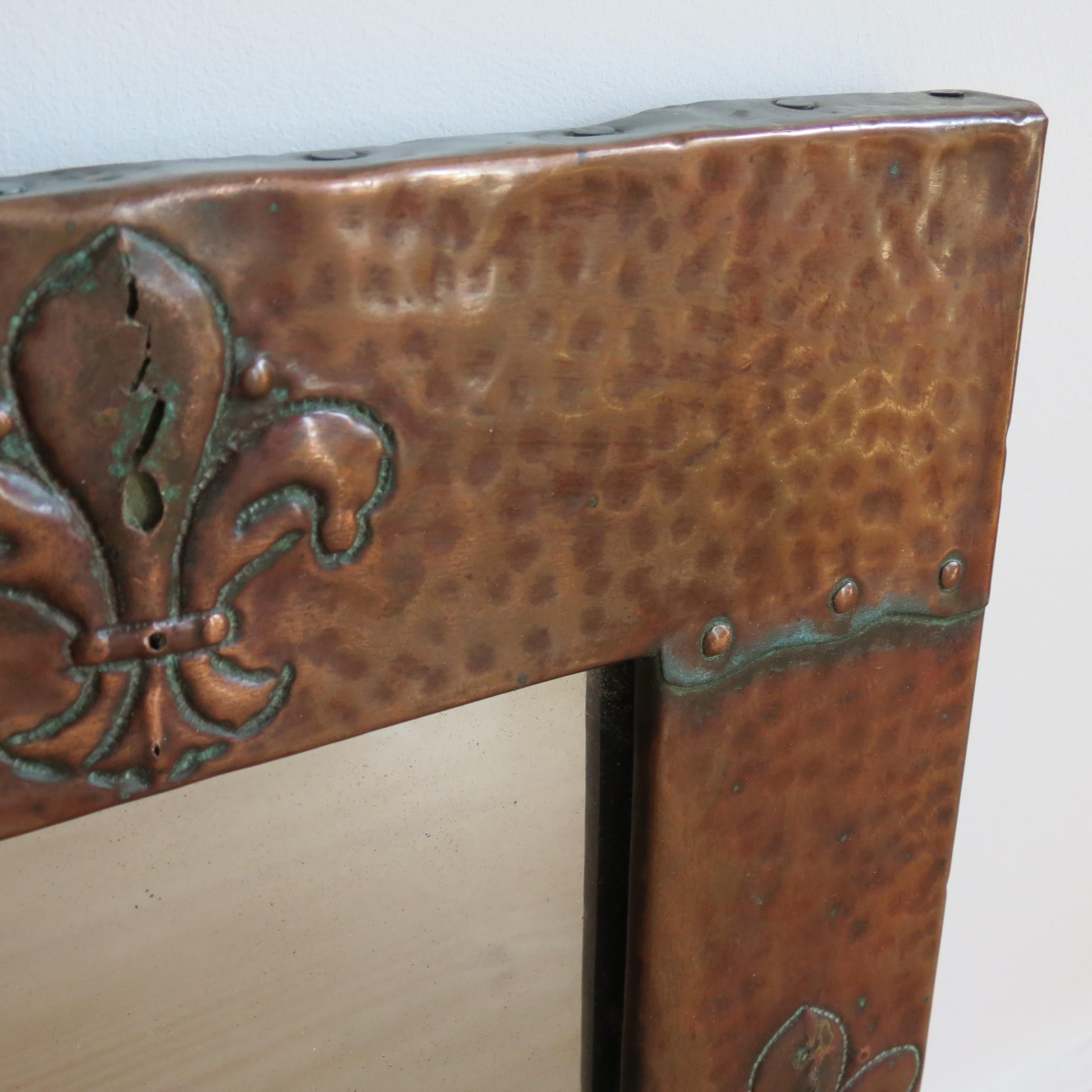 Miroir mural Fleur de Lys en cuivre de style Liberty Arts and Crafts en vente 7