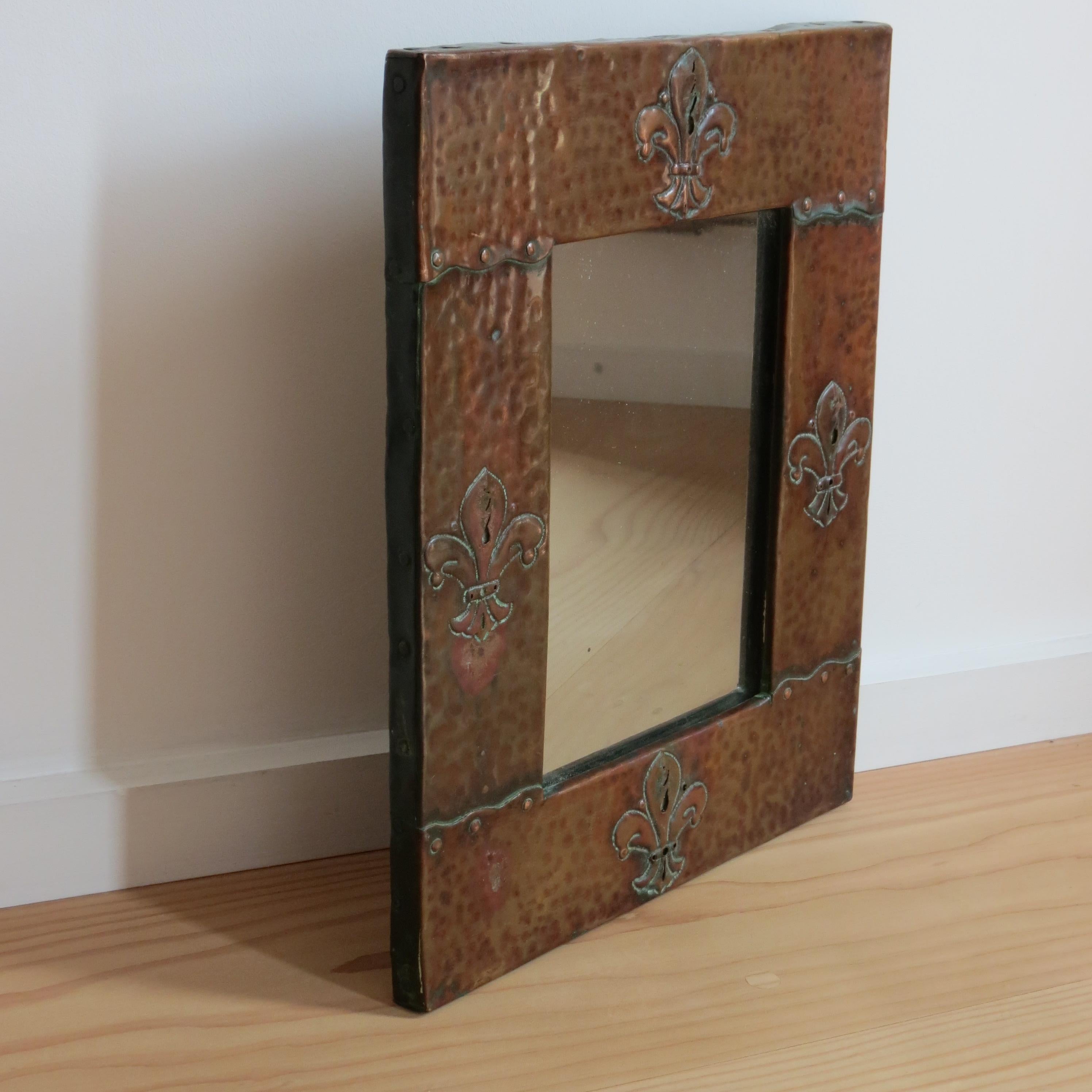 Anglais Miroir mural Fleur de Lys en cuivre de style Liberty Arts and Crafts en vente