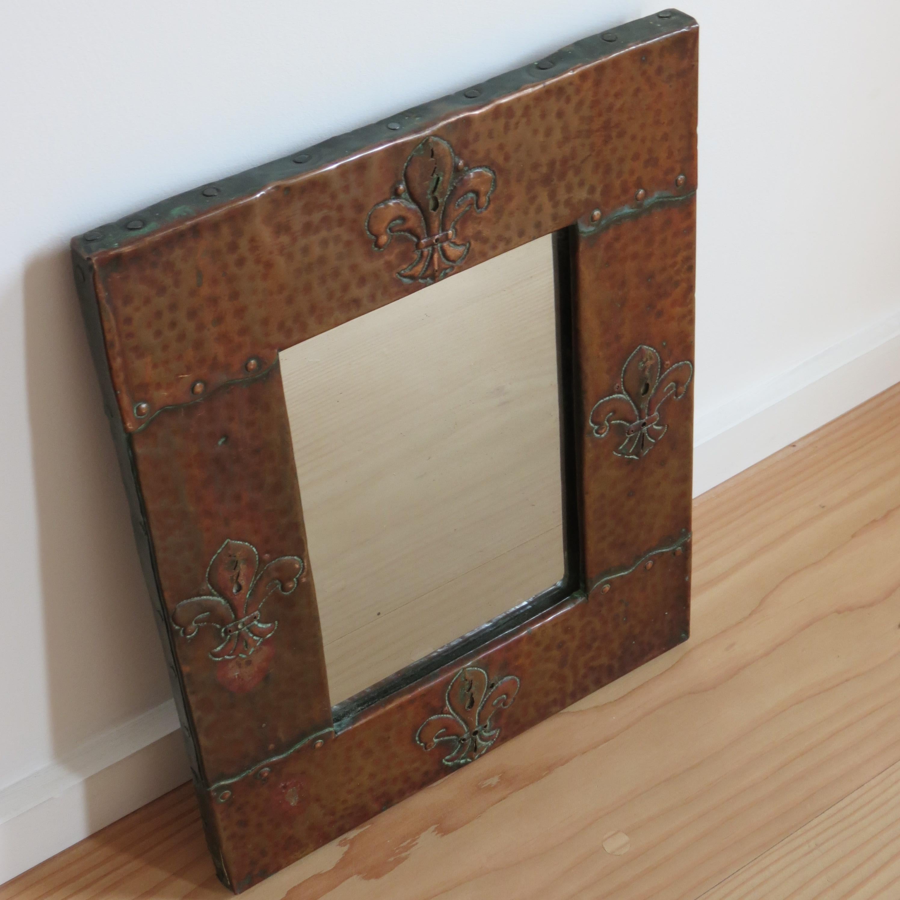 Fait main Miroir mural Fleur de Lys en cuivre de style Liberty Arts and Crafts en vente