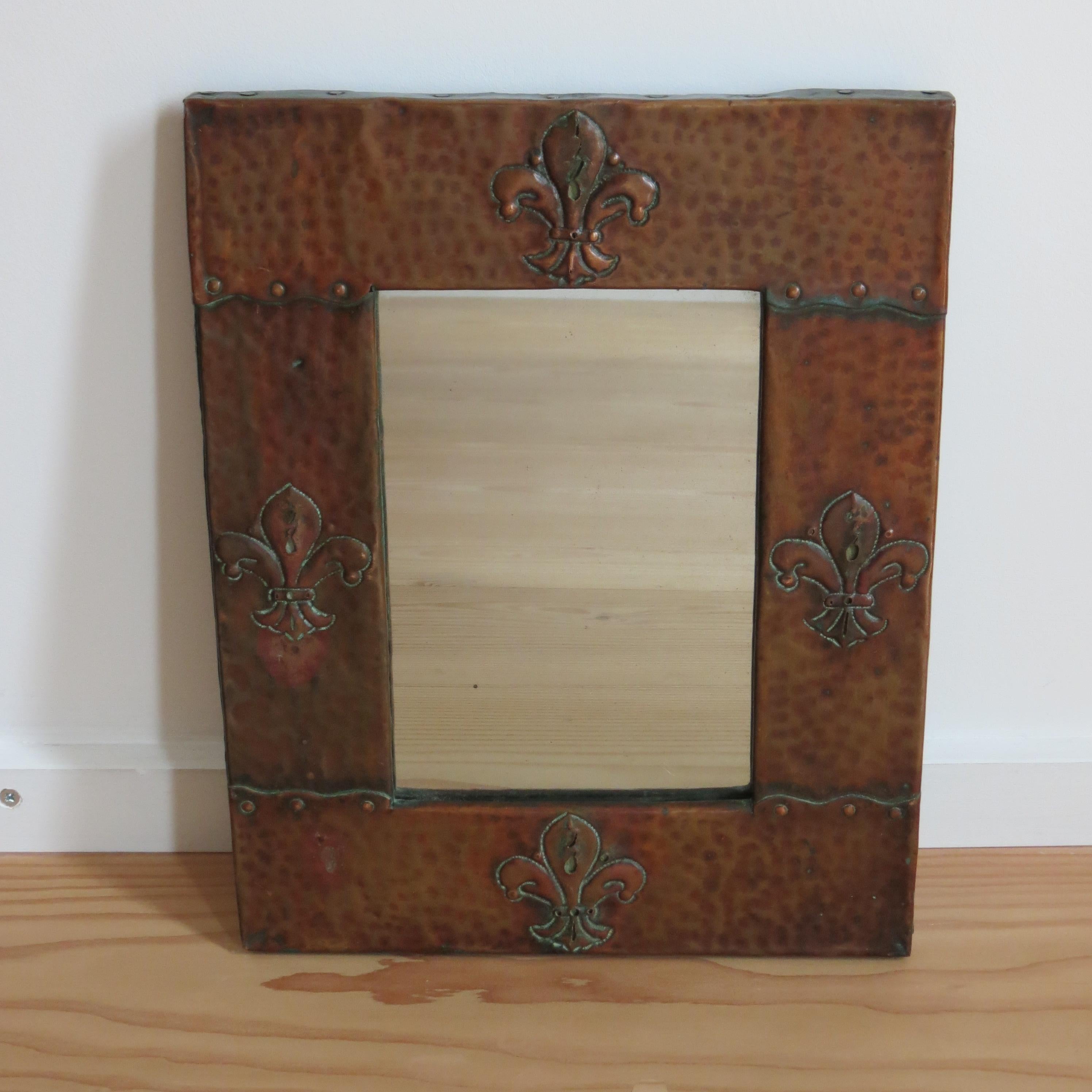 Miroir mural Fleur de Lys en cuivre de style Liberty Arts and Crafts Bon état - En vente à Stow on the Wold, GB