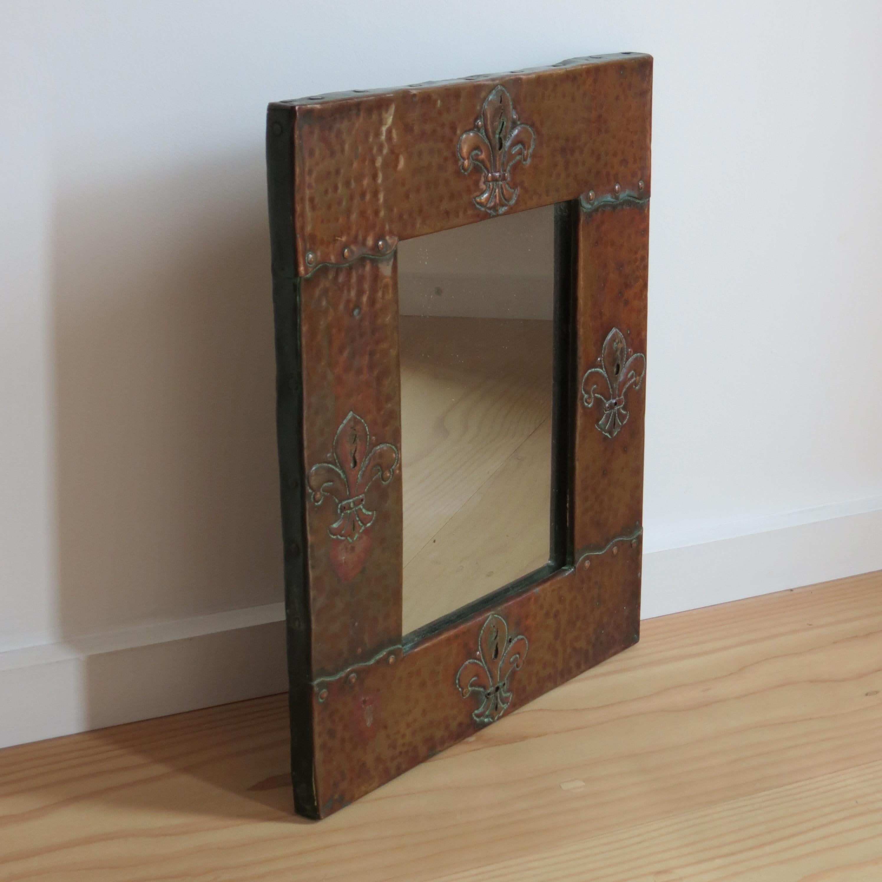 20ième siècle Miroir mural Fleur de Lys en cuivre de style Liberty Arts and Crafts en vente