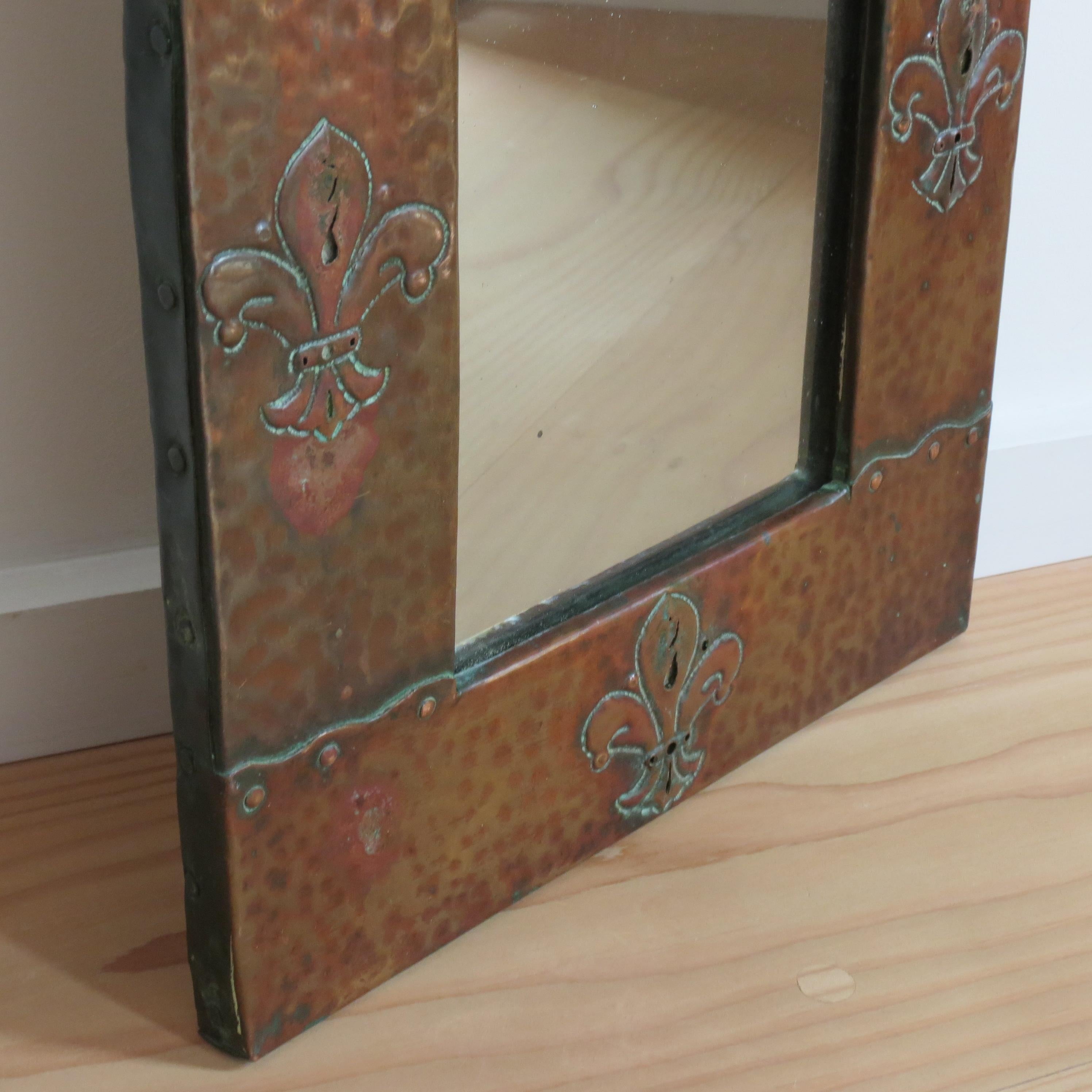 Cuivre Miroir mural Fleur de Lys en cuivre de style Liberty Arts and Crafts en vente