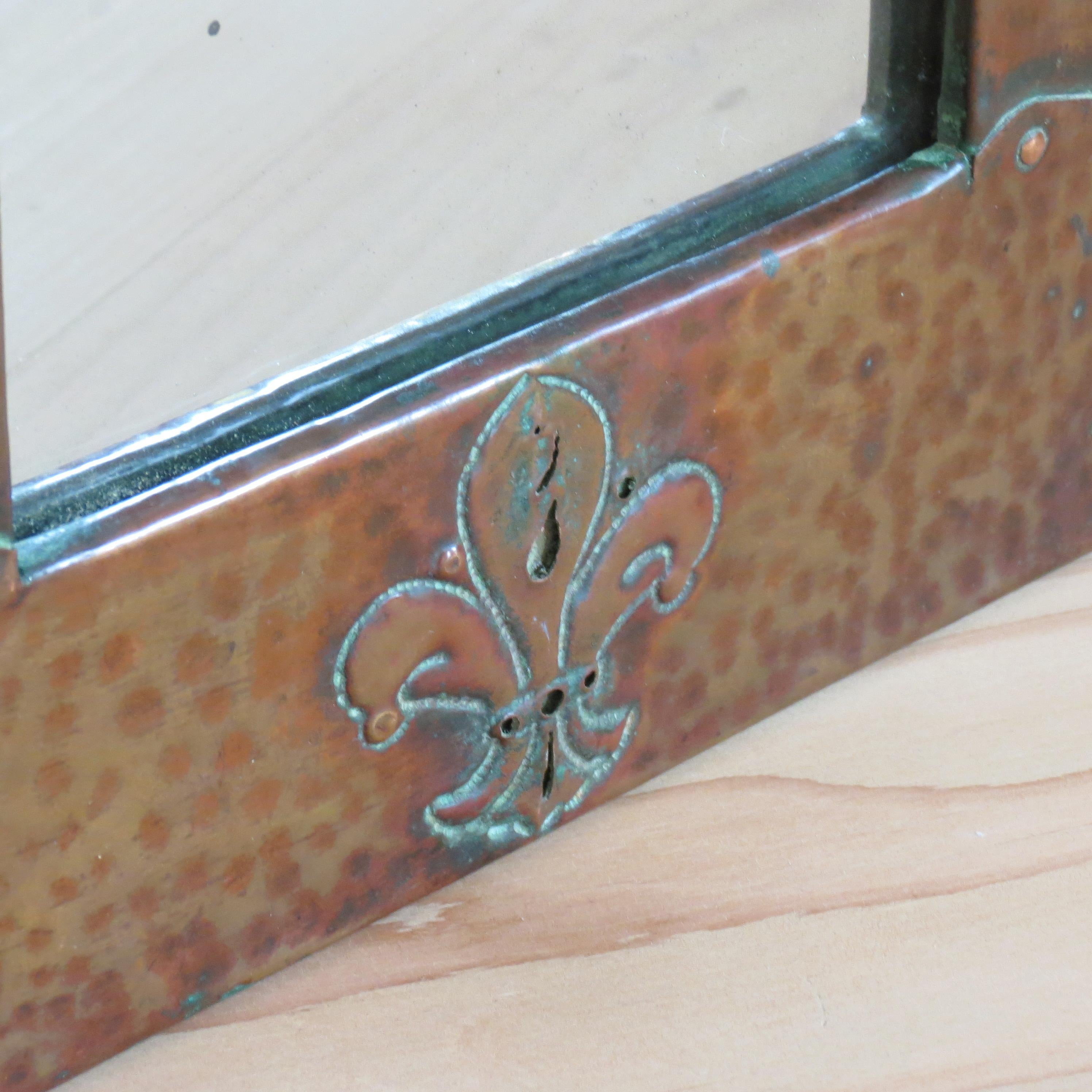 Miroir mural Fleur de Lys en cuivre de style Liberty Arts and Crafts en vente 2