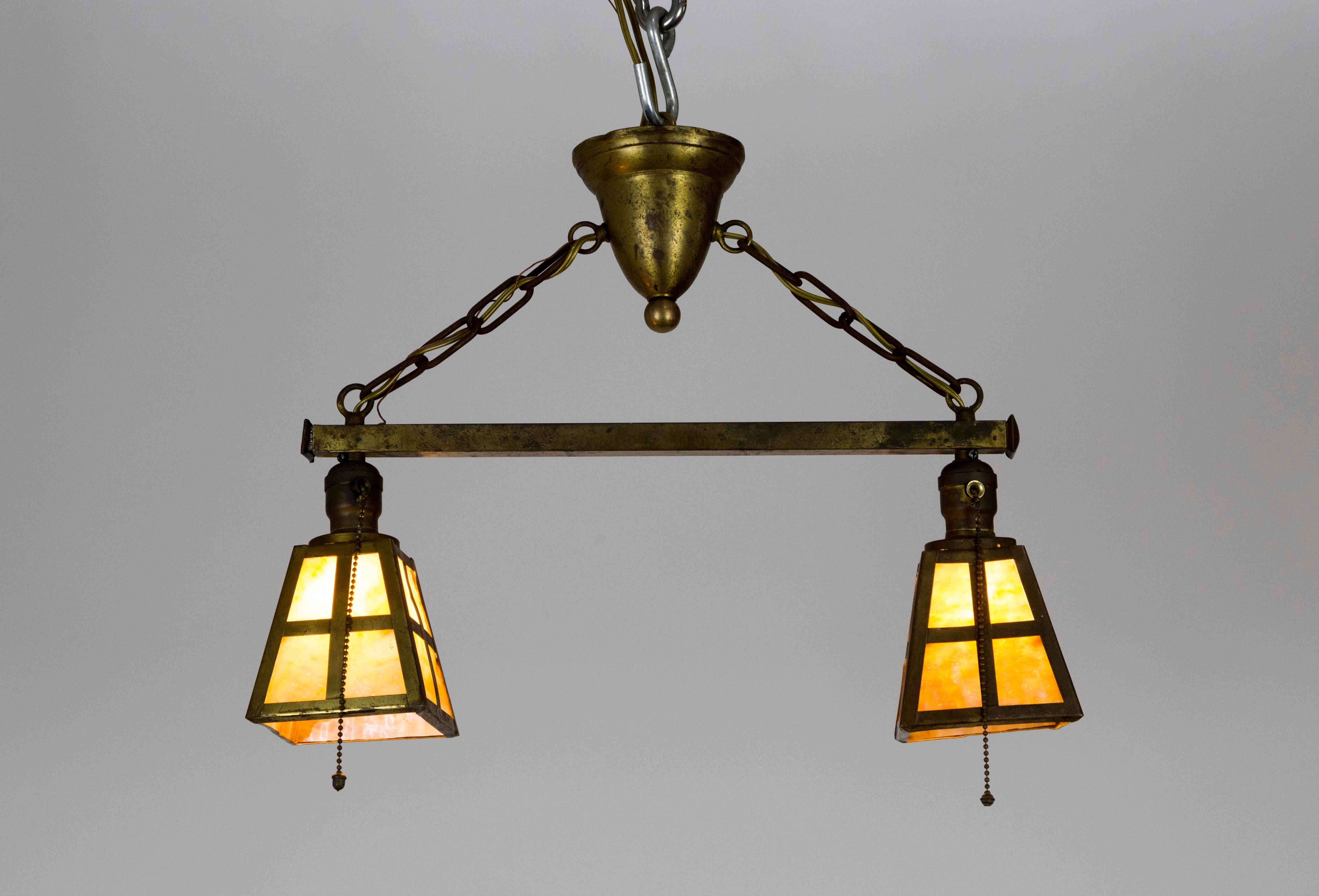 Lampadario in ottone in stile Mission Arts & Crafts con 2 paralumi in vetro di scoria in vendita 3
