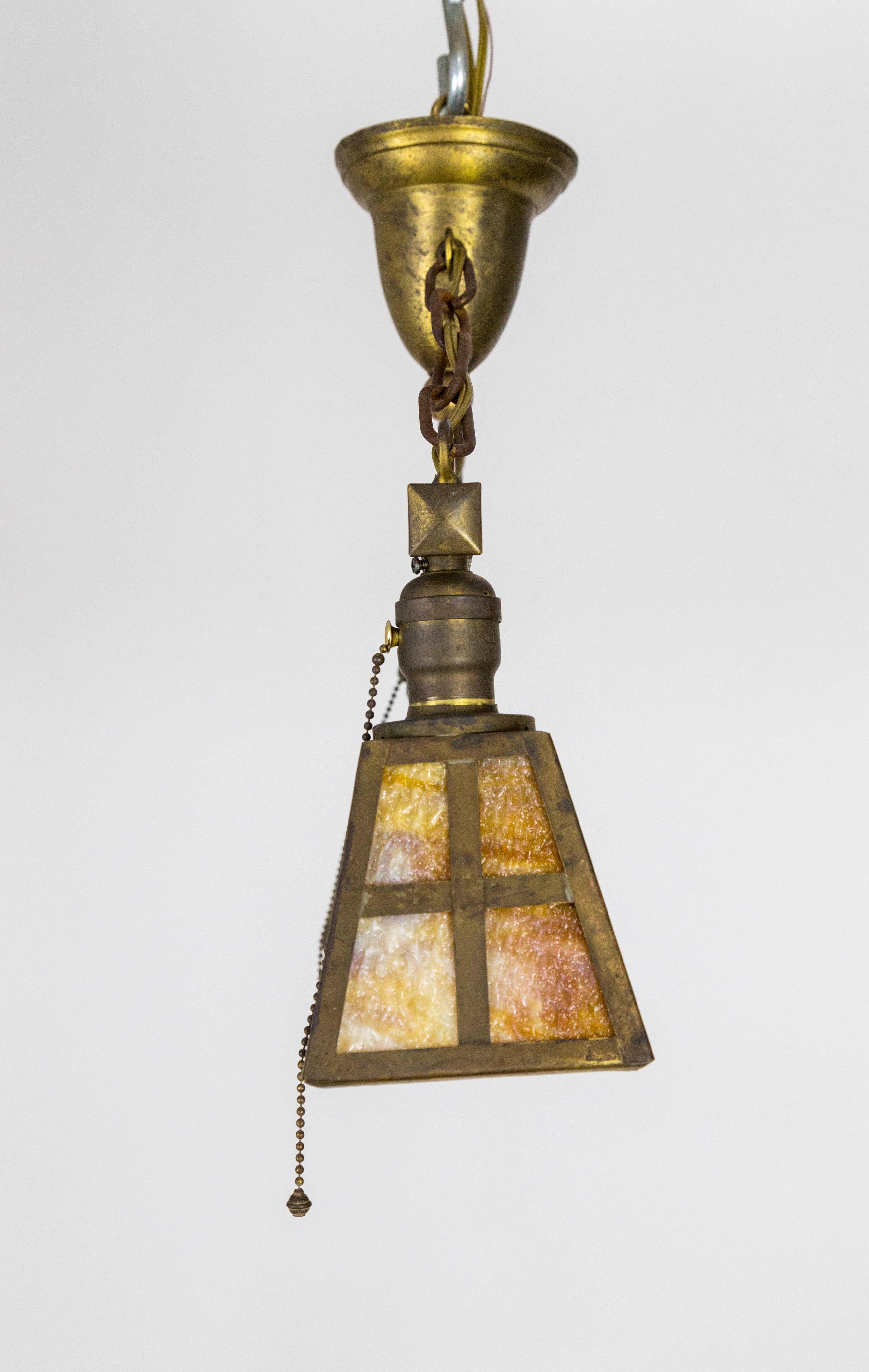 Lampadario in ottone in stile Mission Arts & Crafts con 2 paralumi in vetro di scoria in vendita 4