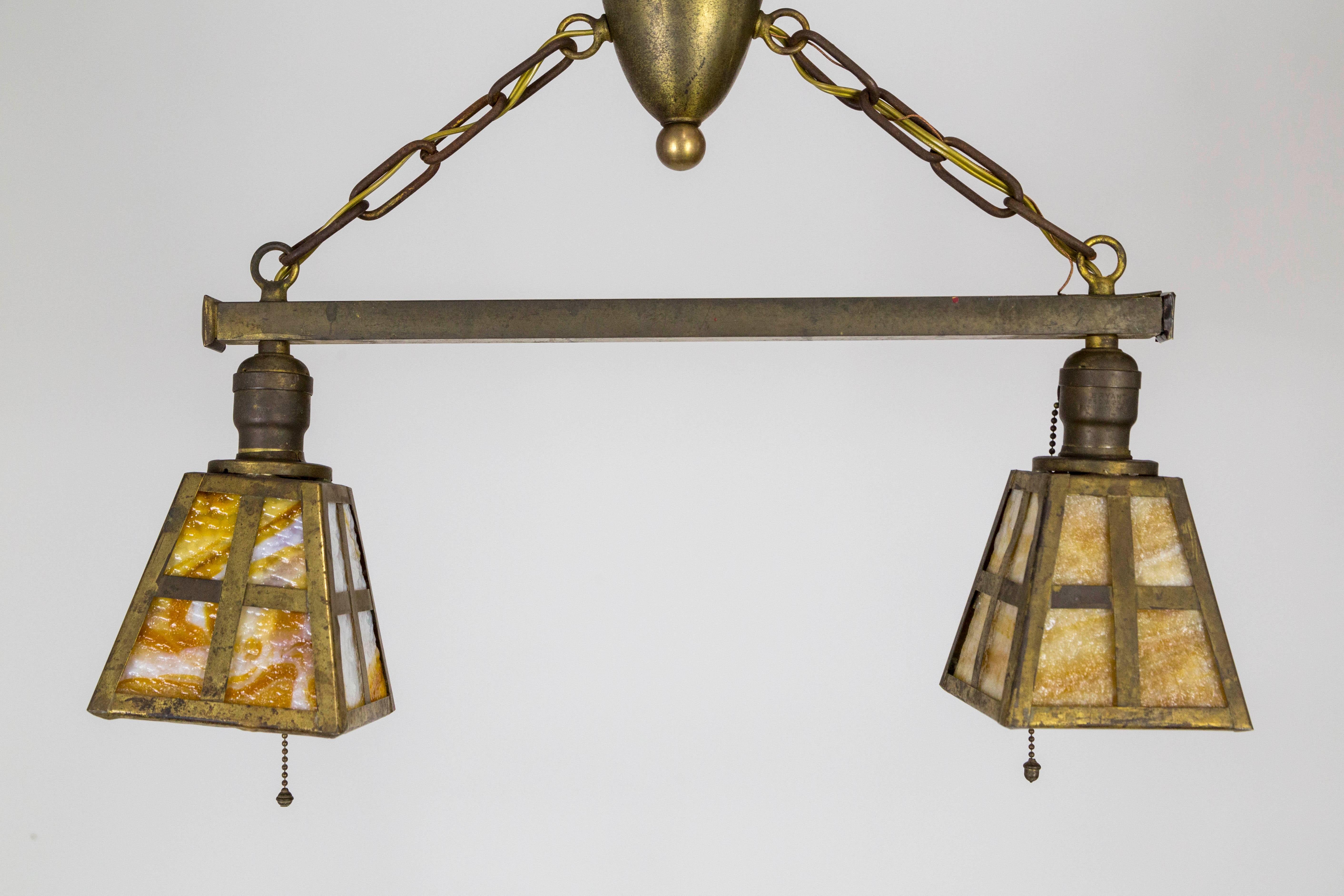 Lampadario in ottone in stile Mission Arts & Crafts con 2 paralumi in vetro di scoria in vendita 5
