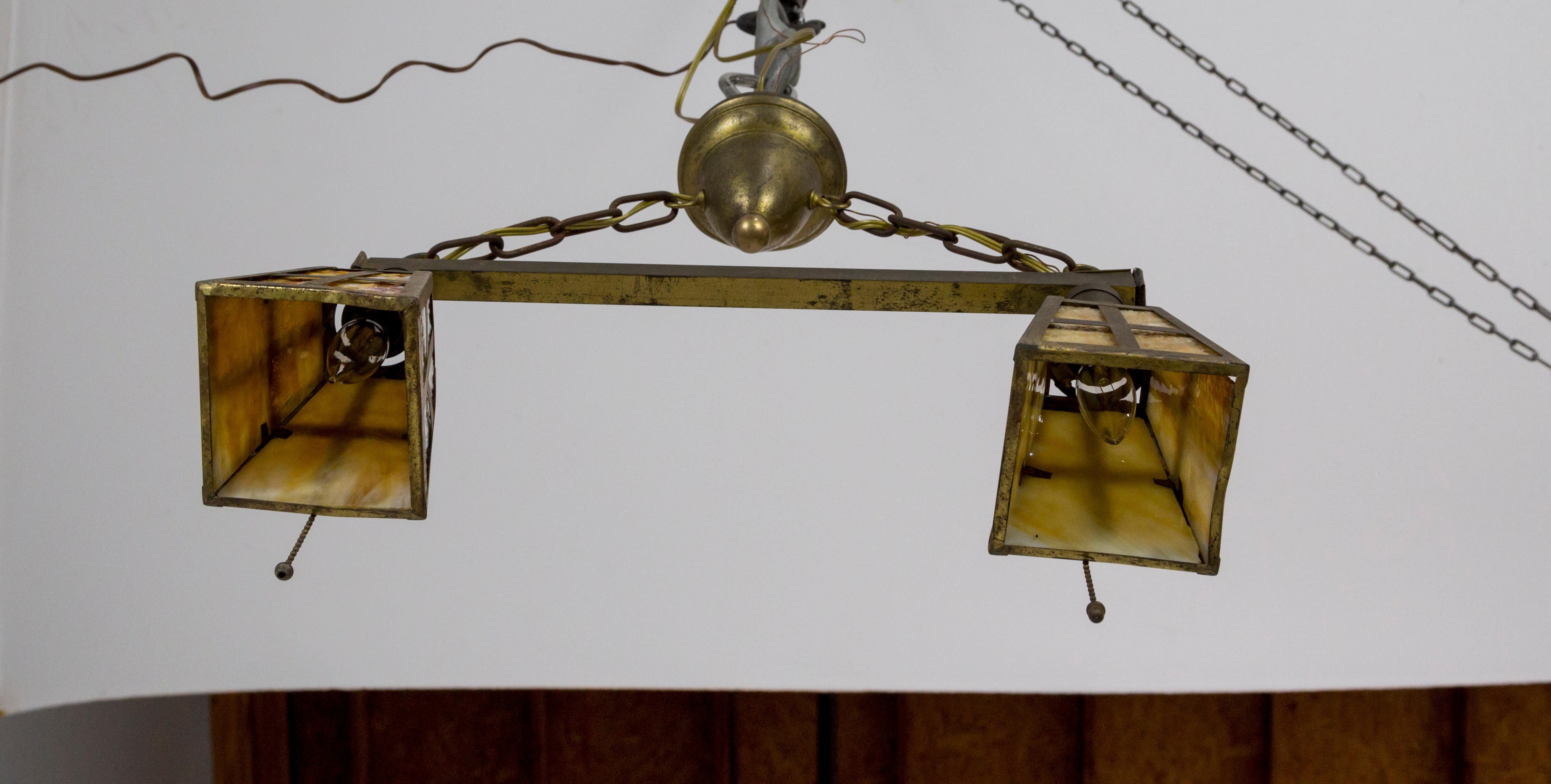 Lampadario in ottone in stile Mission Arts & Crafts con 2 paralumi in vetro di scoria in vendita 6