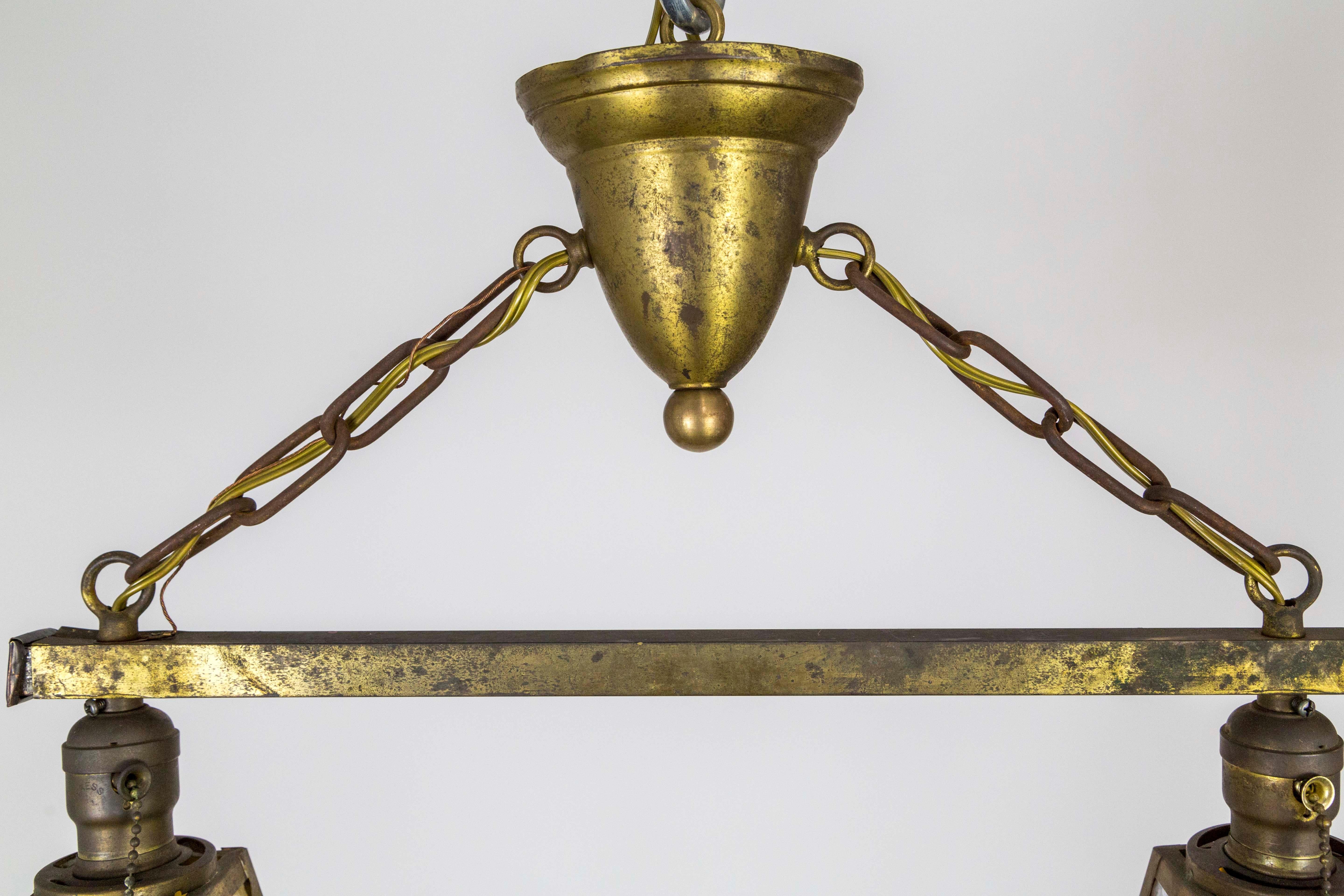 Arts and Crafts Lampadario in ottone in stile Mission Arts & Crafts con 2 paralumi in vetro di scoria in vendita