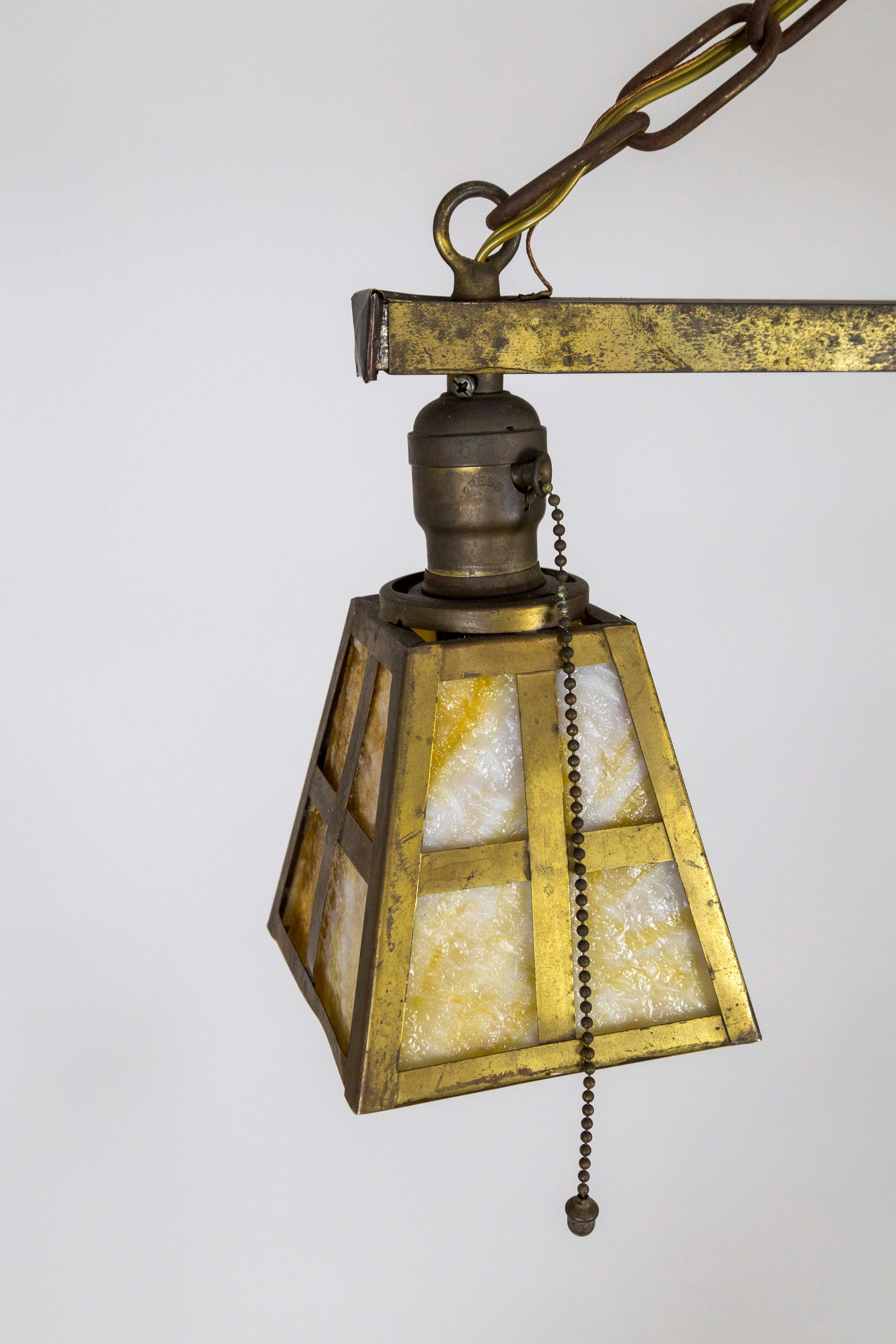 Martellato Lampadario in ottone in stile Mission Arts & Crafts con 2 paralumi in vetro di scoria in vendita