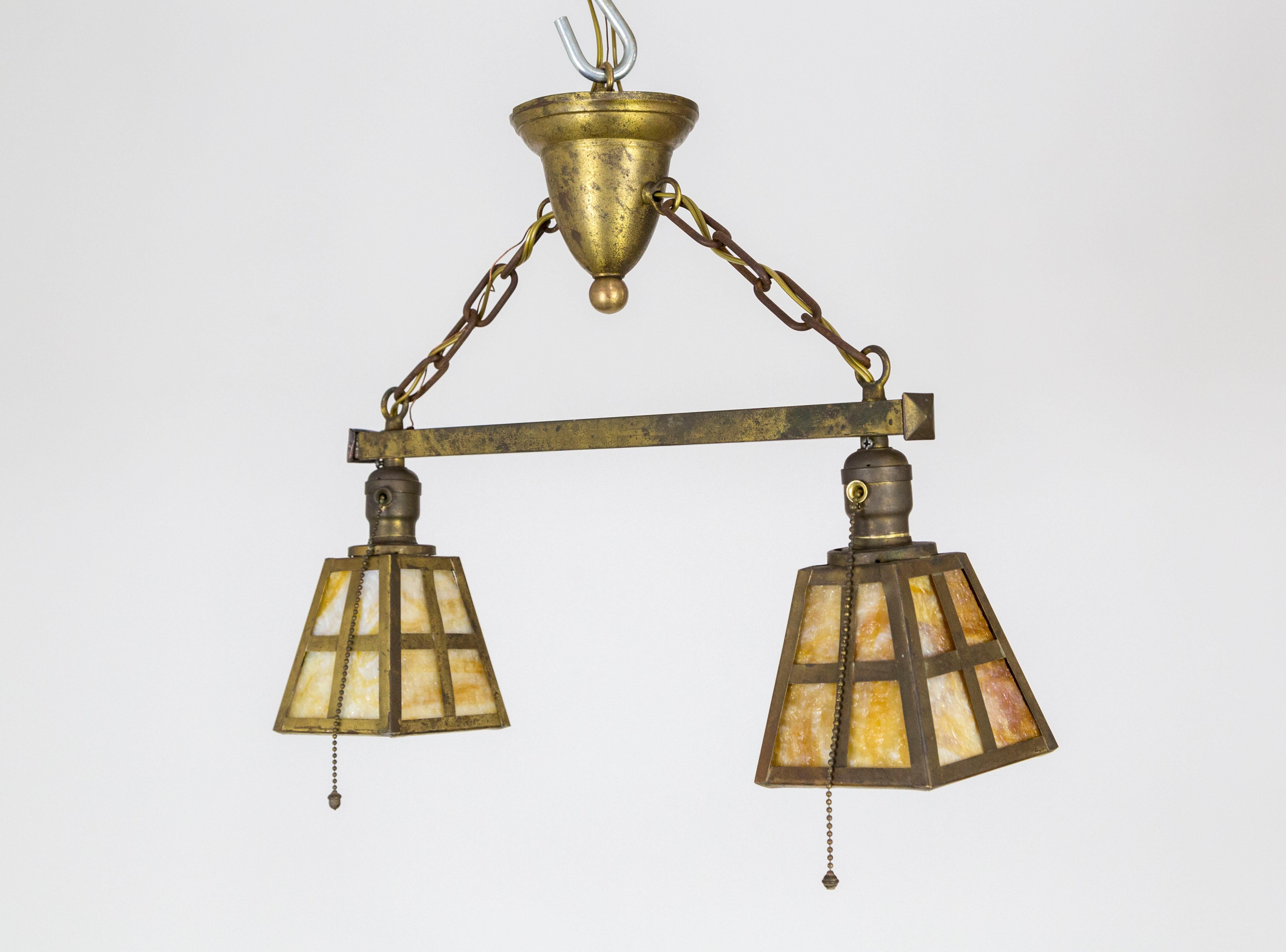 Ottone Lampadario in ottone in stile Mission Arts & Crafts con 2 paralumi in vetro di scoria in vendita