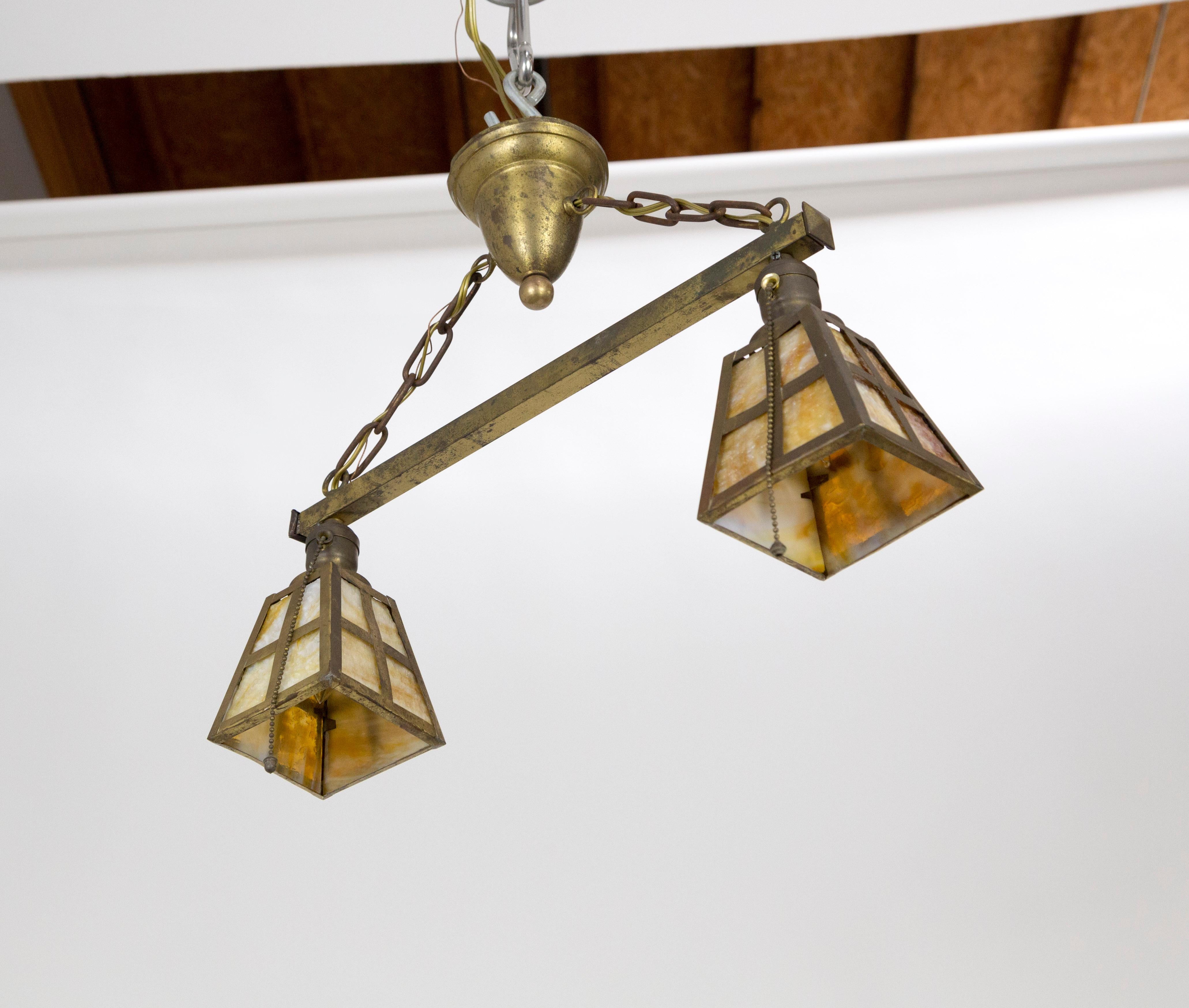 Lampadario in ottone in stile Mission Arts & Crafts con 2 paralumi in vetro di scoria in vendita 1