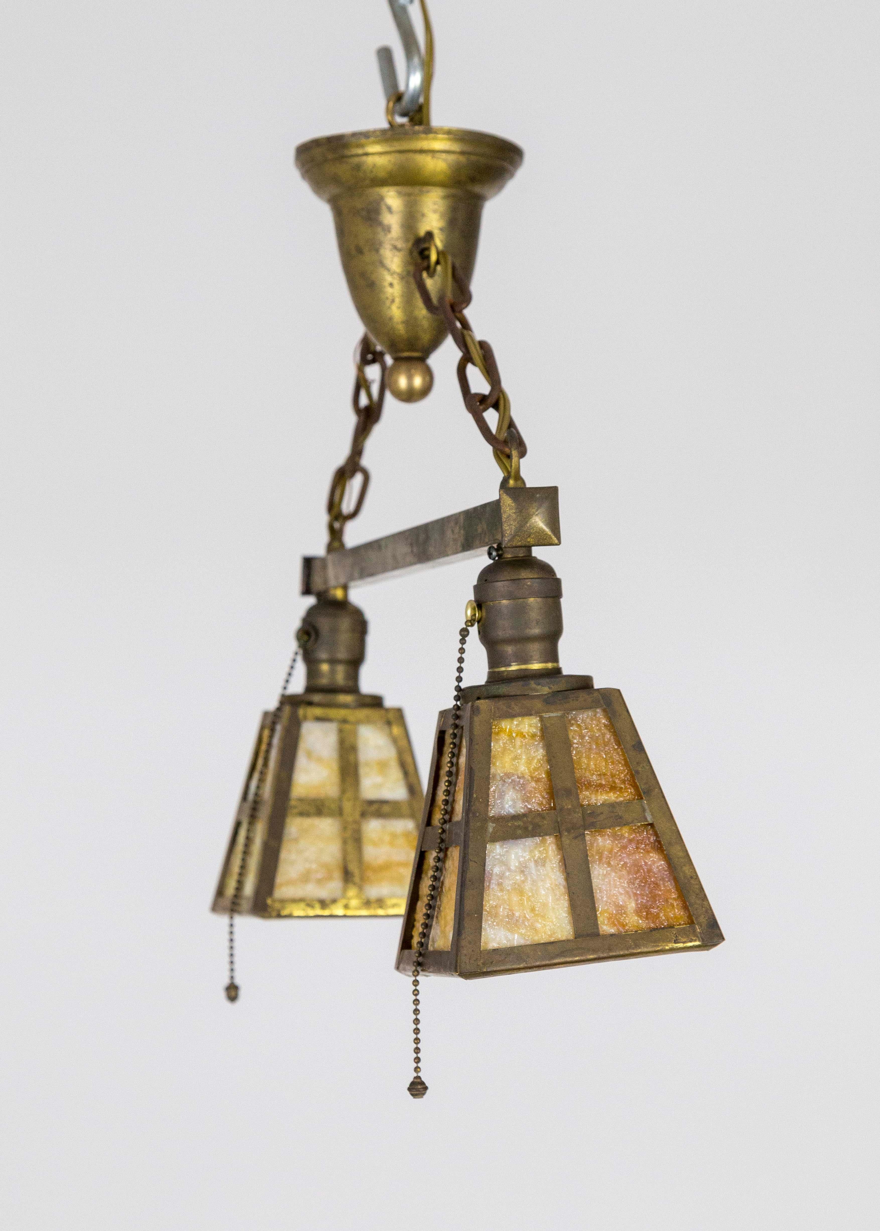Lampadario in ottone in stile Mission Arts & Crafts con 2 paralumi in vetro di scoria in vendita 2
