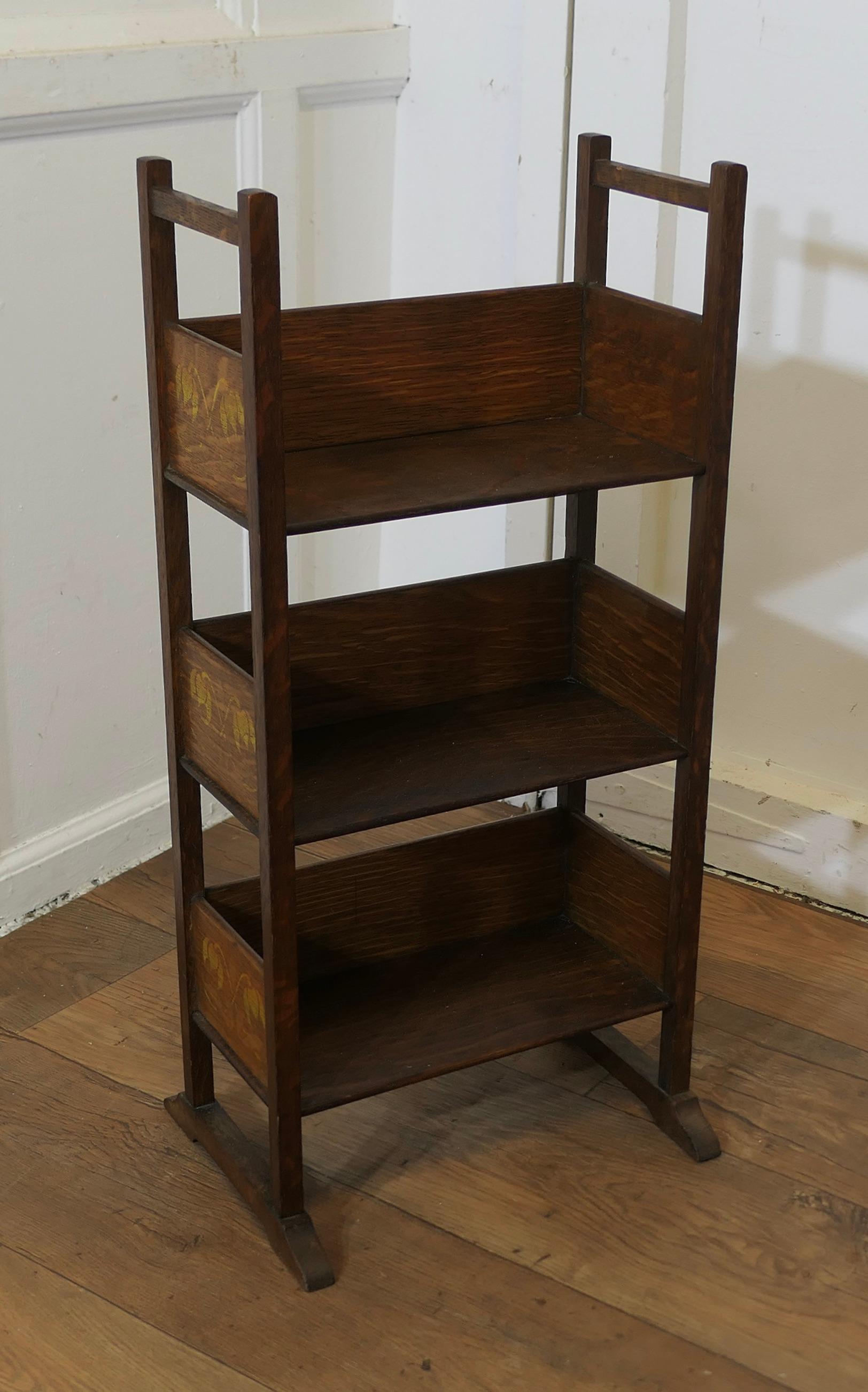 Arti e Mestieri Oak  Libreria a 3 ripiani 

Questa piccola libreria in Oak ha la parte anteriore aperta ed è chiusa ai lati.
La libreria è realizzata in Oak con fiori stilizzati che decorano i lati. 

La libreria è larga 14