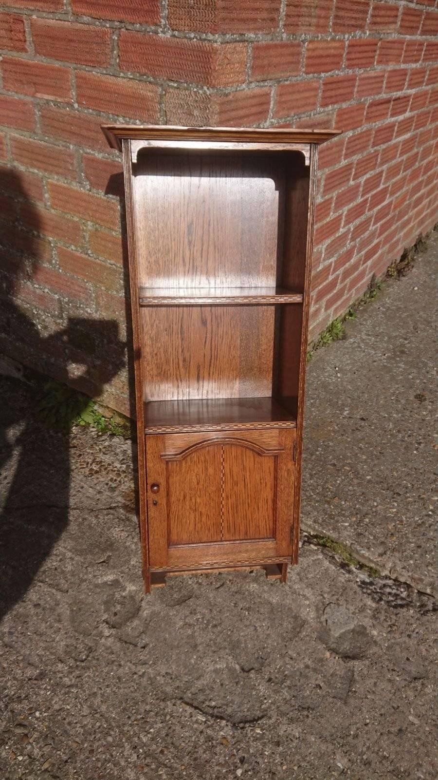 Une armoire murale Arts and Crafts en chêne et marqueterie de damier, probablement par Harris Lebus, avec des étagères et une porte.
Profondeur des étagères 6 1/4