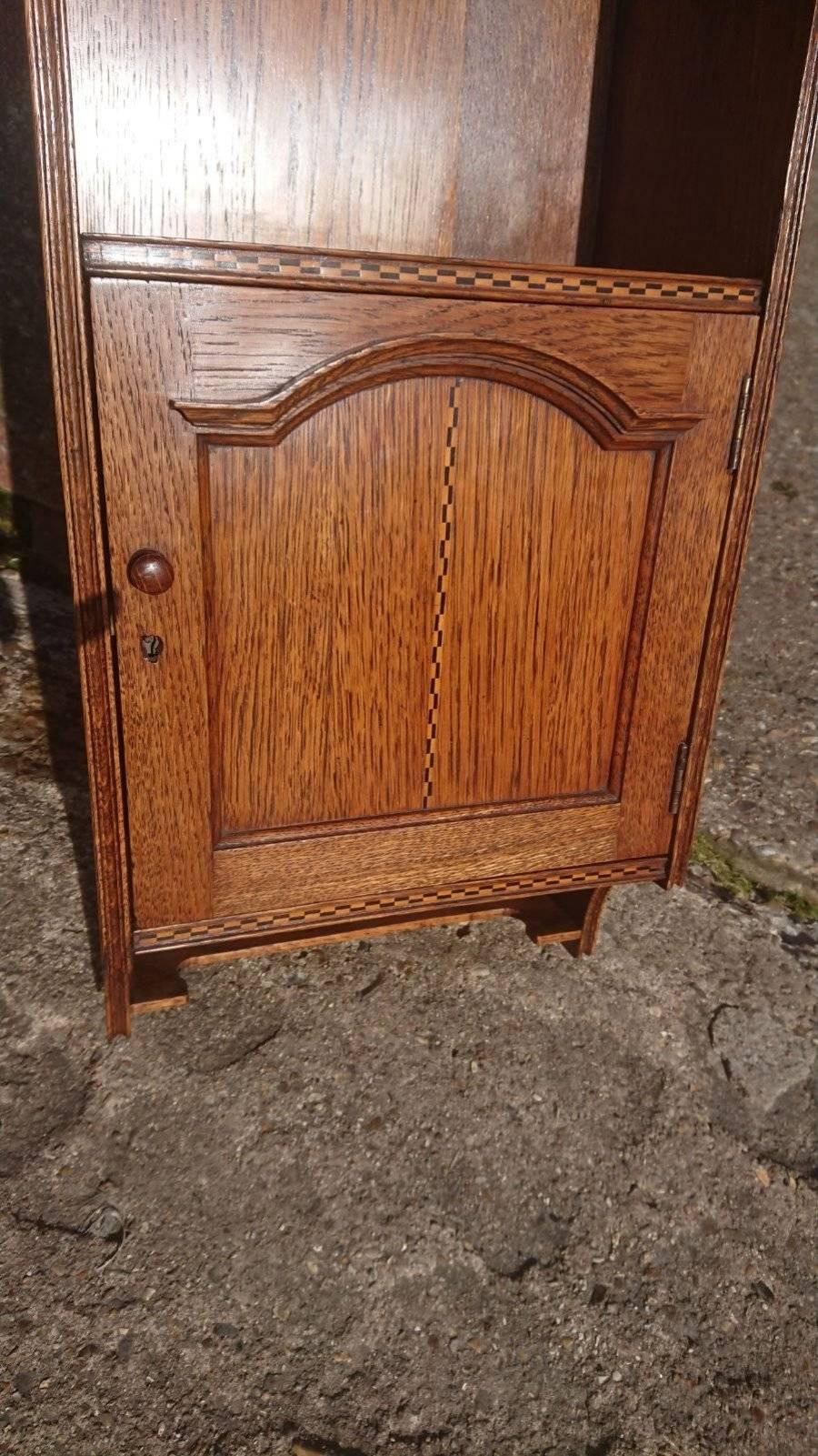 An Arts and Crafts Oak and Chequer Inlaid Wall Cabinet In Good Condition For Sale In London, GB
