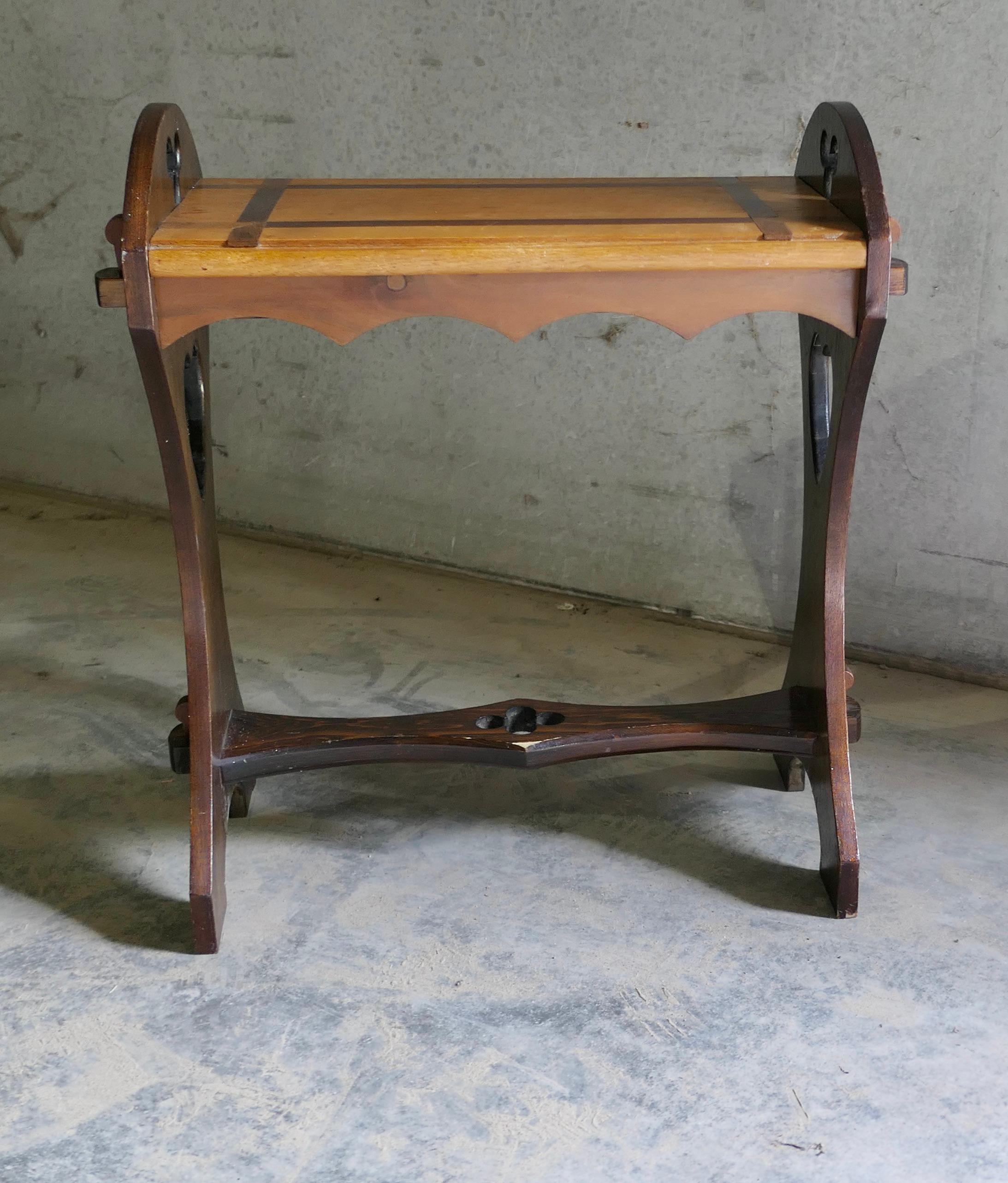 Panca da finestra, panca da ingresso, pezzo di apprendista in Oak, Arti e Mestieri

Si tratta di un buon pezzo di arredamento di campagna Decorative Crafts, con una seduta in Oak massiccio molto spessa con un bordo modellato e poggia su gambe