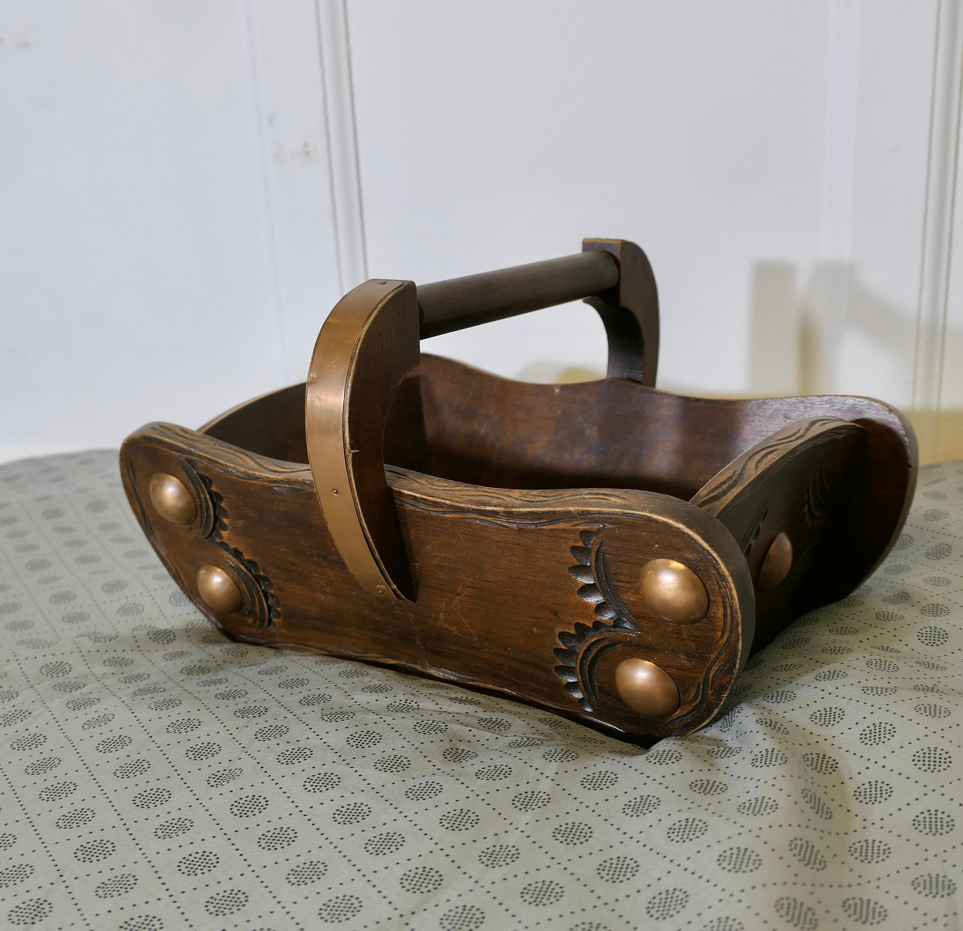 Cestino in Oak di Arti e Mestieri 

 Un pezzo molto attraente di Arte e Artigianato Folkloristico

Il cesto è realizzato in Oak con un piccolo intaglio e decorazioni in ottone e rame.
È alto 8
