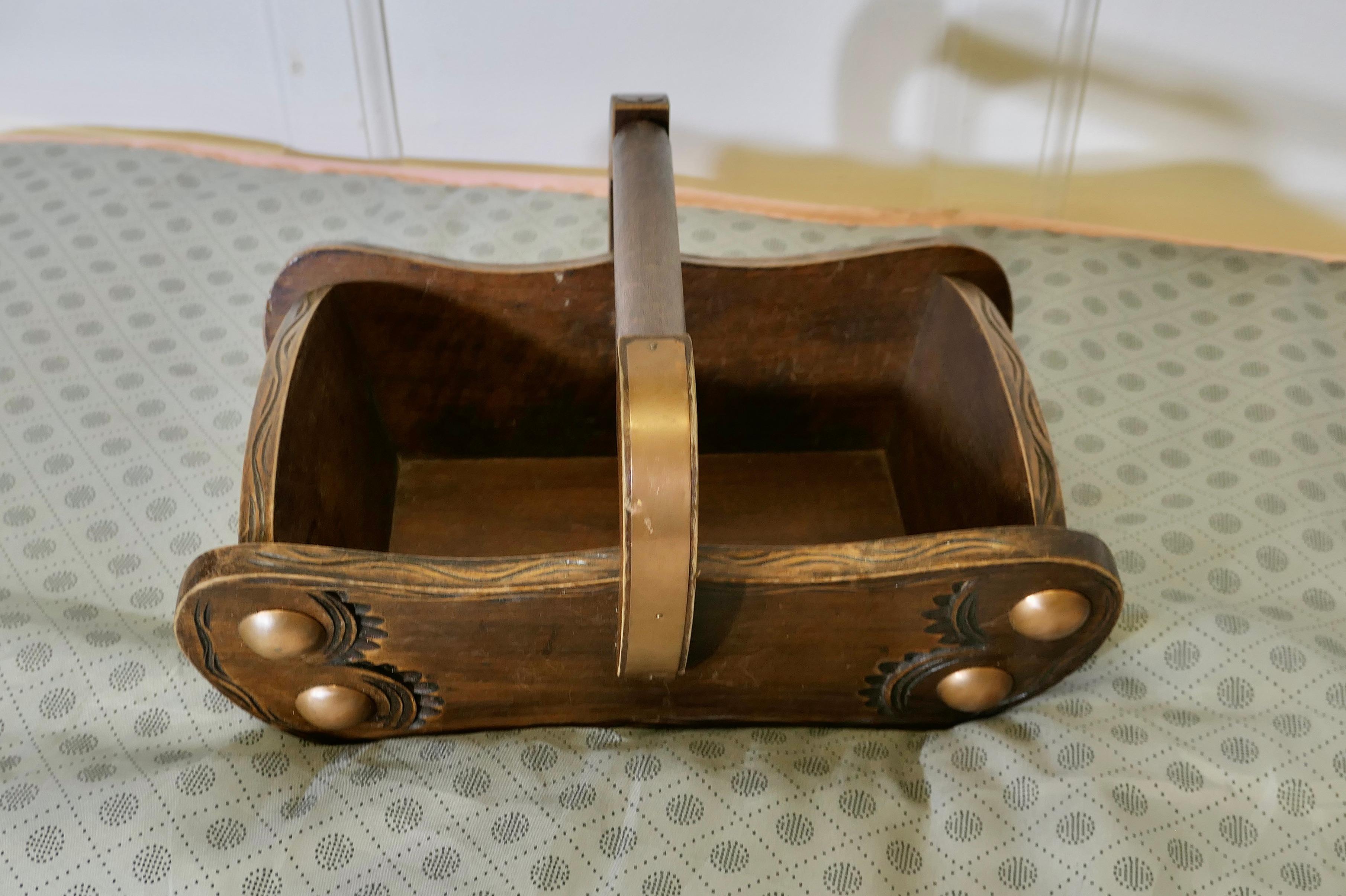 Cestino in Oak di Arti e Mestieri    Un pezzo molto attraente di Arte e Artigianato Folkloristico In condizioni buone in vendita a Godshill, Isle of Wight