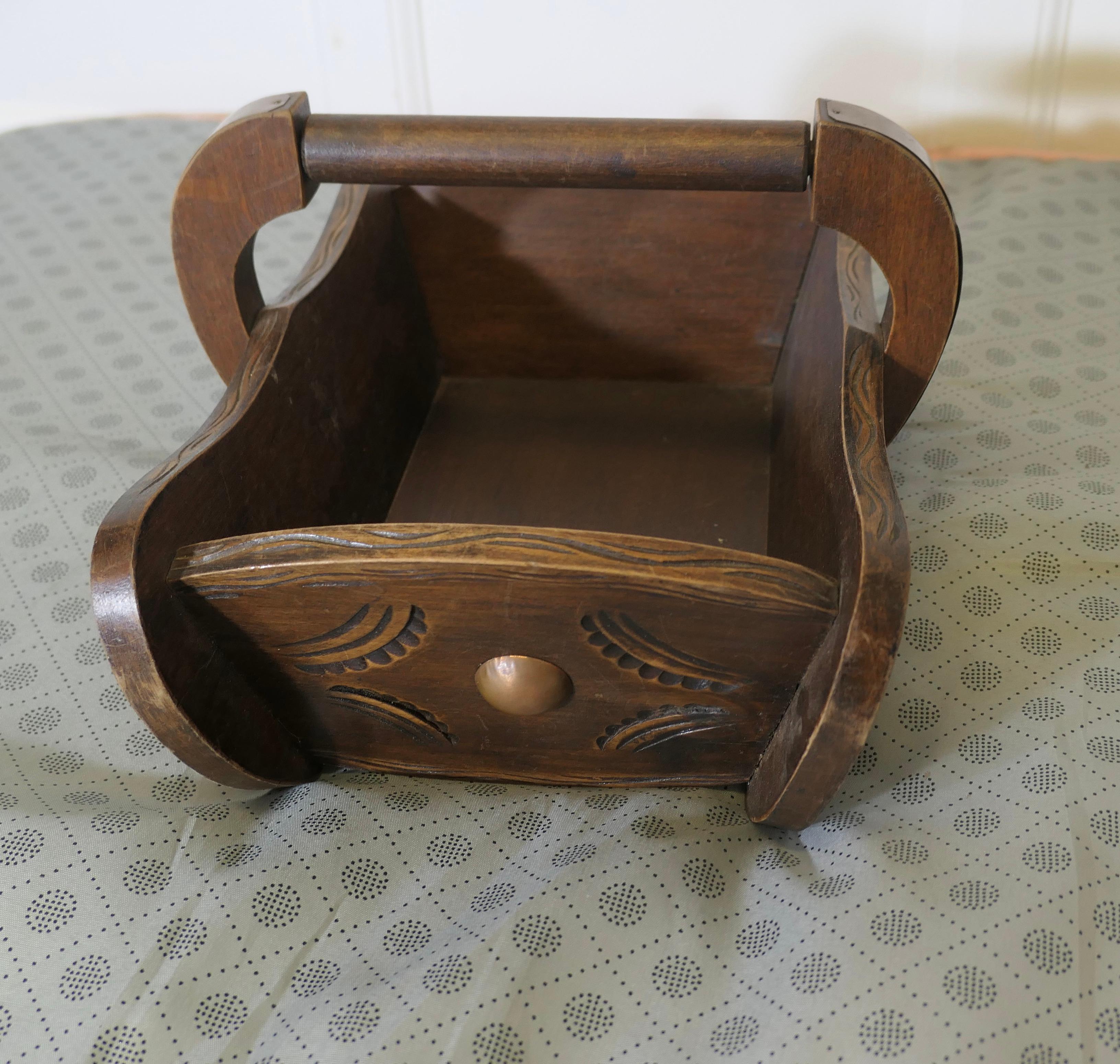 Metà XX secolo Cestino in Oak di Arti e Mestieri    Un pezzo molto attraente di Arte e Artigianato Folkloristico in vendita