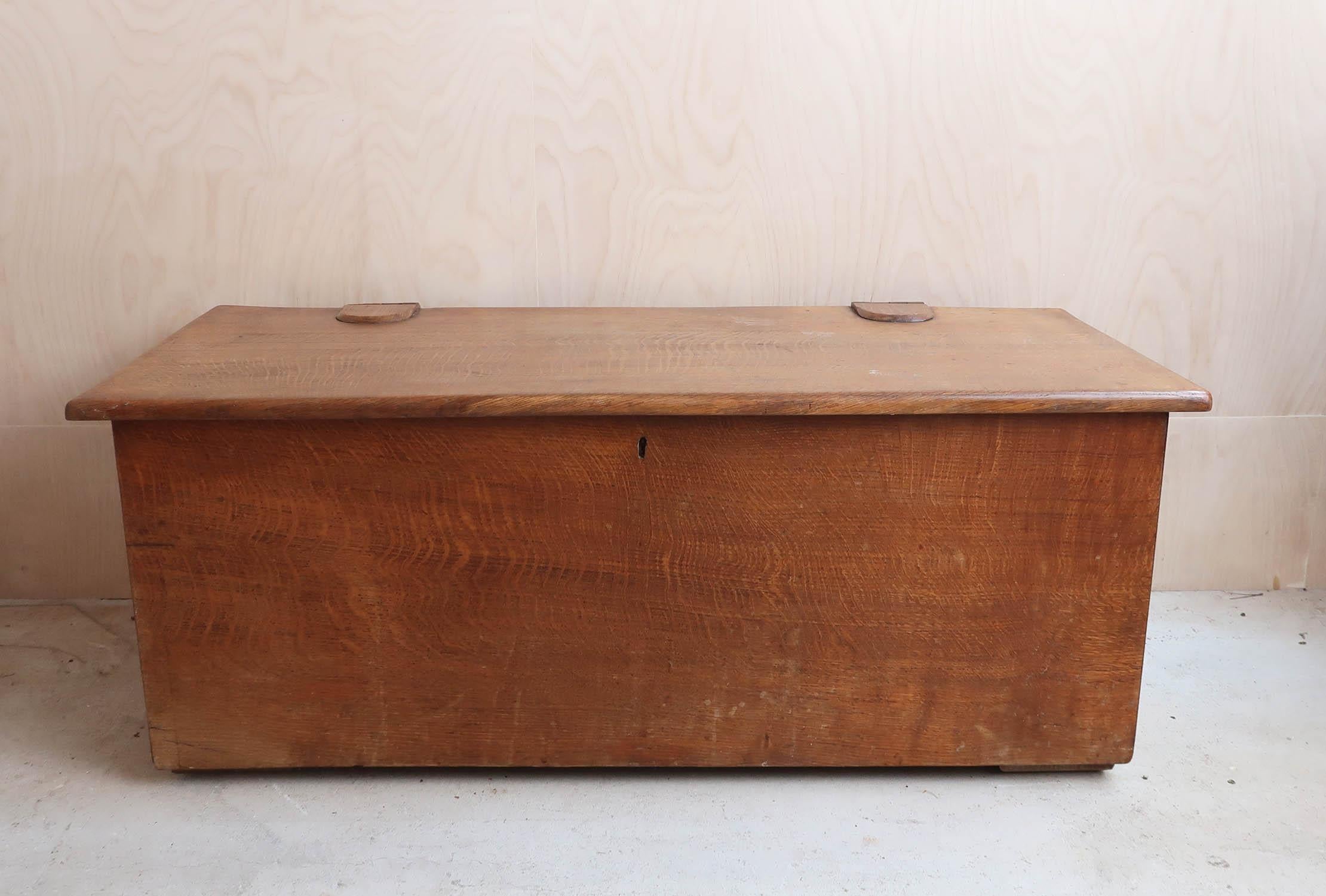 Maravilloso cofre o caja de roble.

Se trata de una pieza muy especial. La mejor calidad de ebanistería y la mejor elección de madera.

Probablemente fabricado en los Cotswolds, Inglaterra

Las bisagras son de madera y las ruedas también de madera