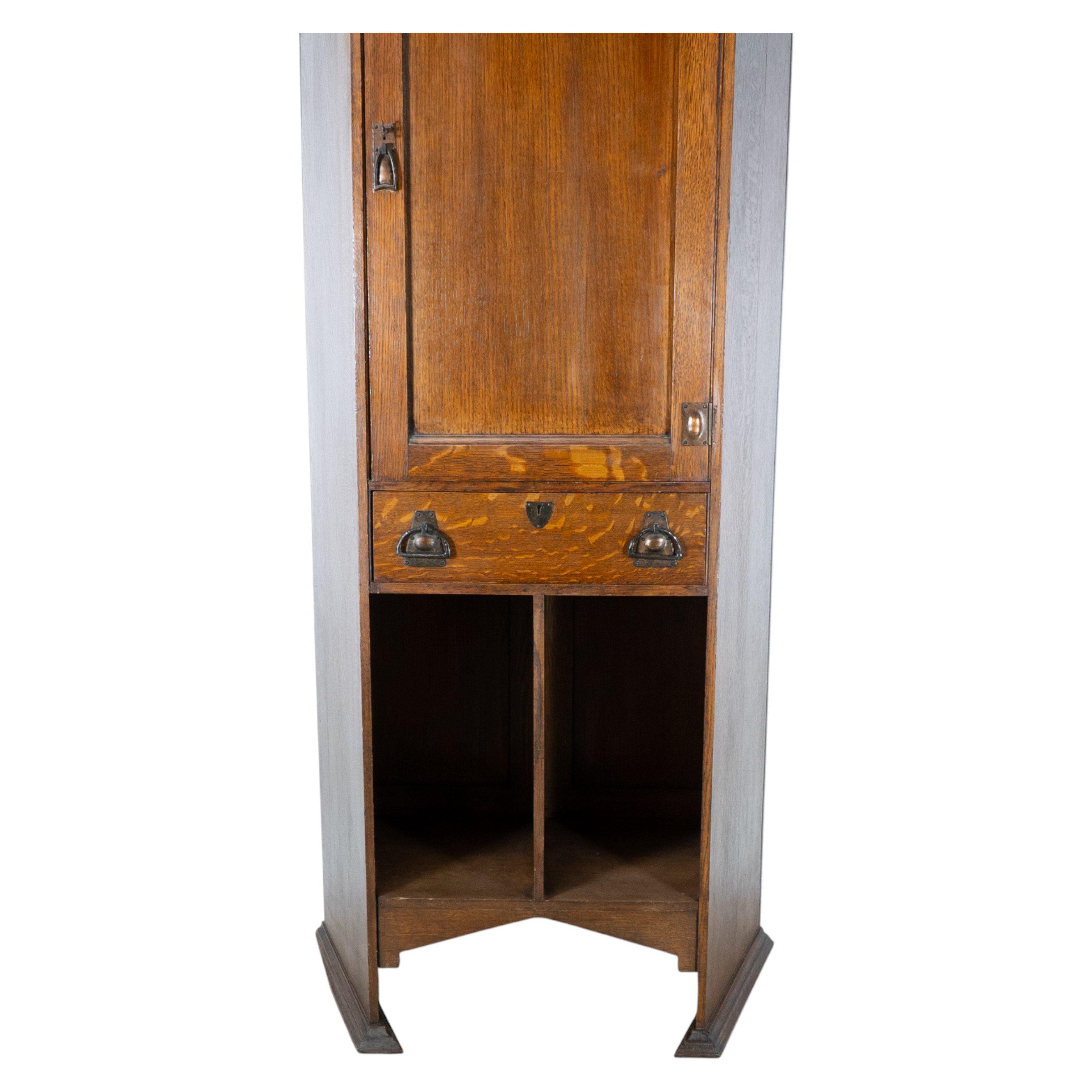 Kunstgewerblicher Eichenschrank von Shapland & Petter mit Laubsägearbeit-Giebel im Angebot 3