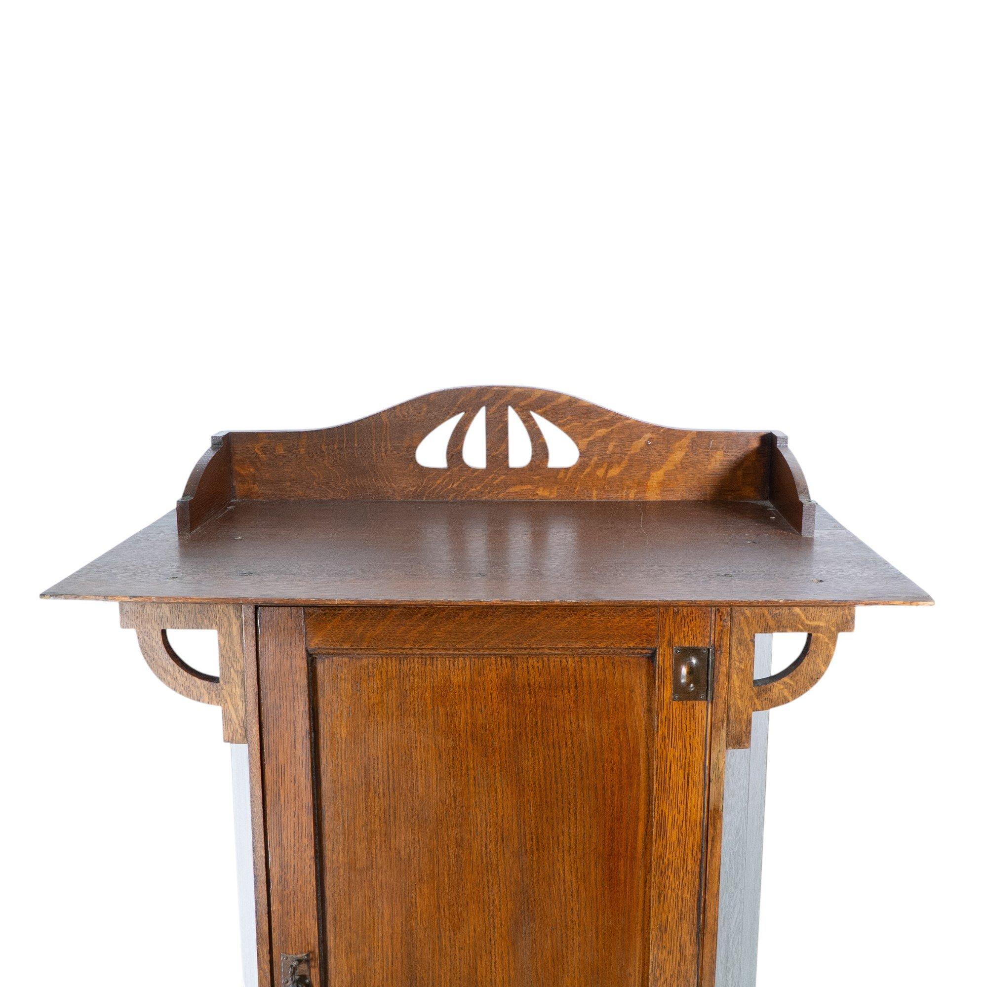 Kunstgewerblicher Eichenschrank von Shapland & Petter mit Laubsägearbeit-Giebel im Angebot 4