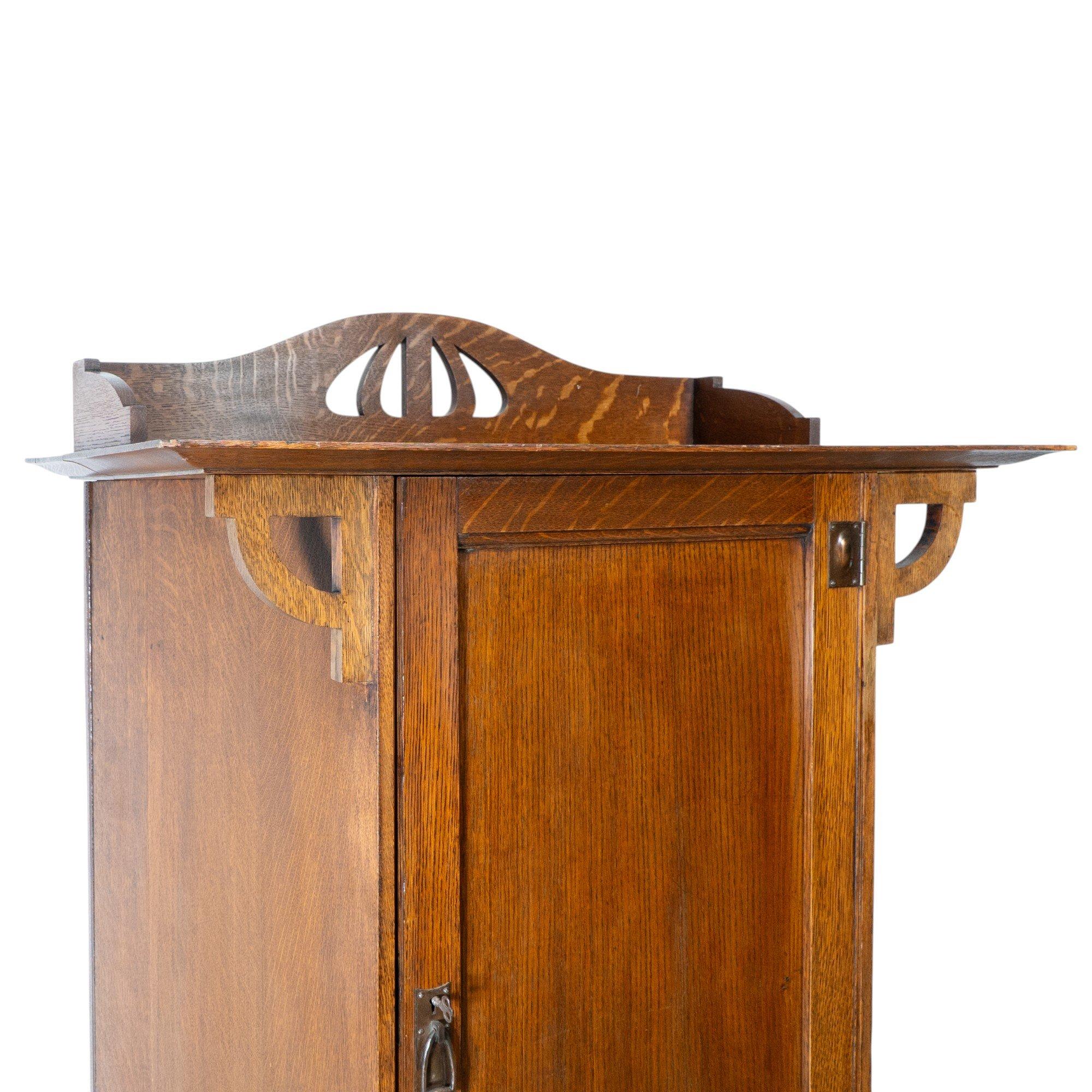 Kunstgewerblicher Eichenschrank von Shapland & Petter mit Laubsägearbeit-Giebel im Angebot 5
