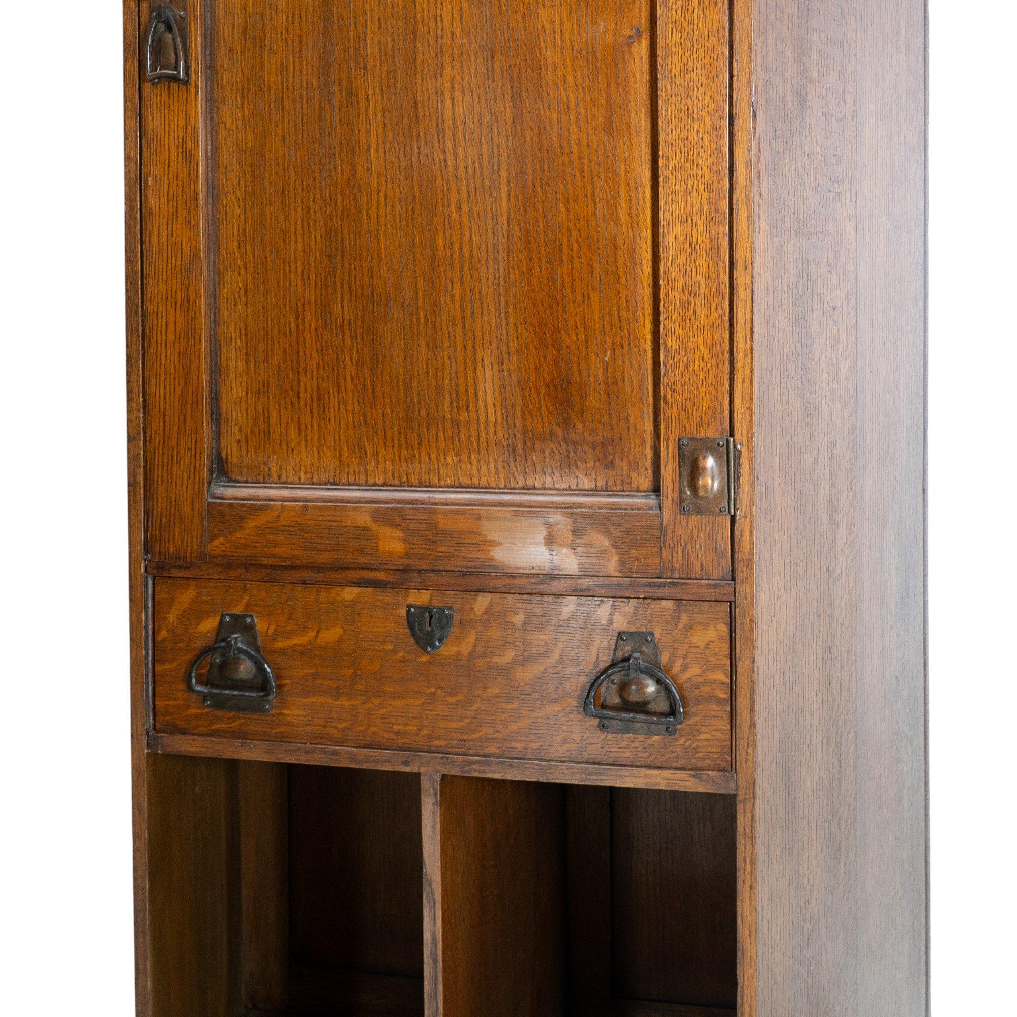 Kunstgewerblicher Eichenschrank von Shapland & Petter mit Laubsägearbeit-Giebel im Angebot 6