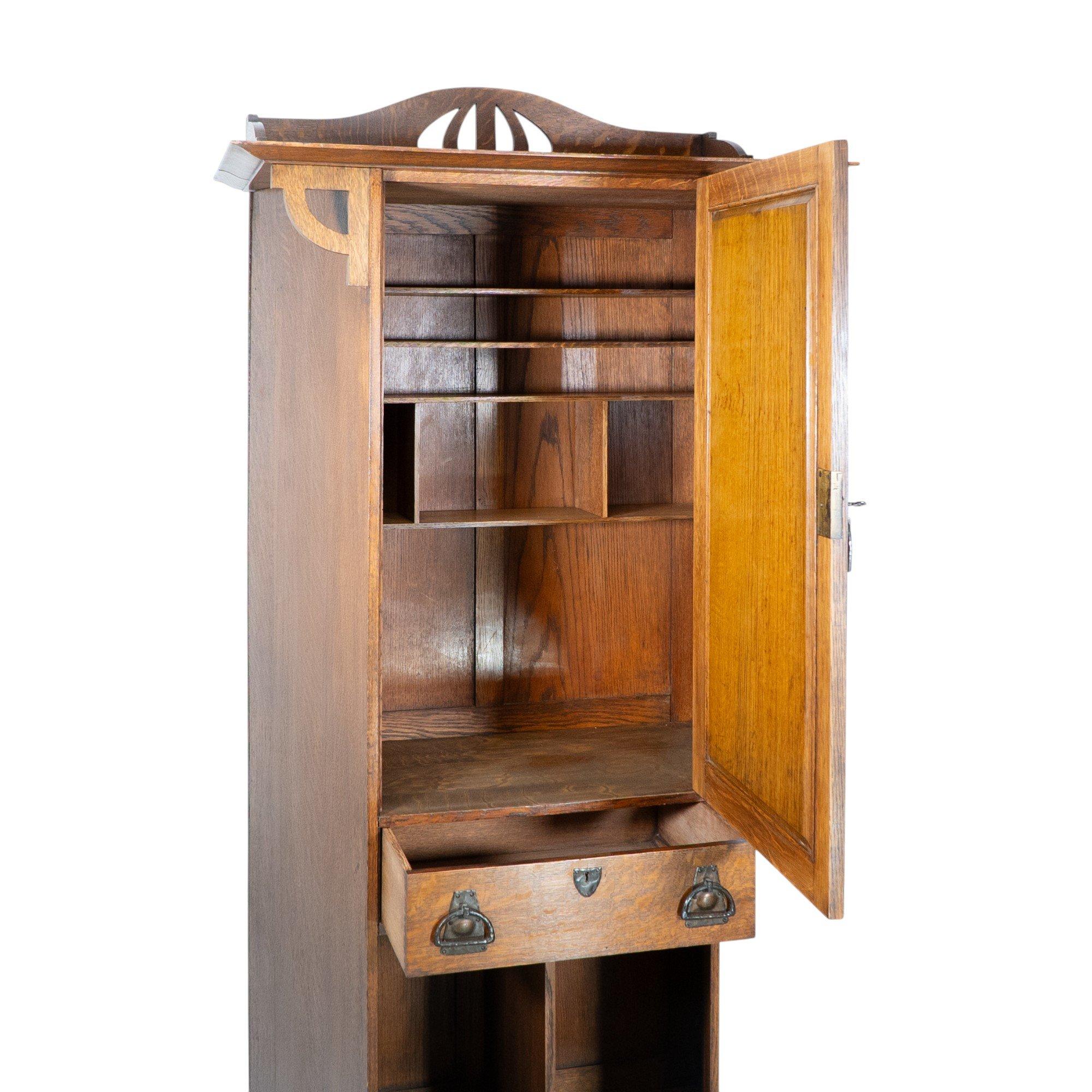 Kunstgewerblicher Eichenschrank von Shapland & Petter mit Laubsägearbeit-Giebel im Angebot 7