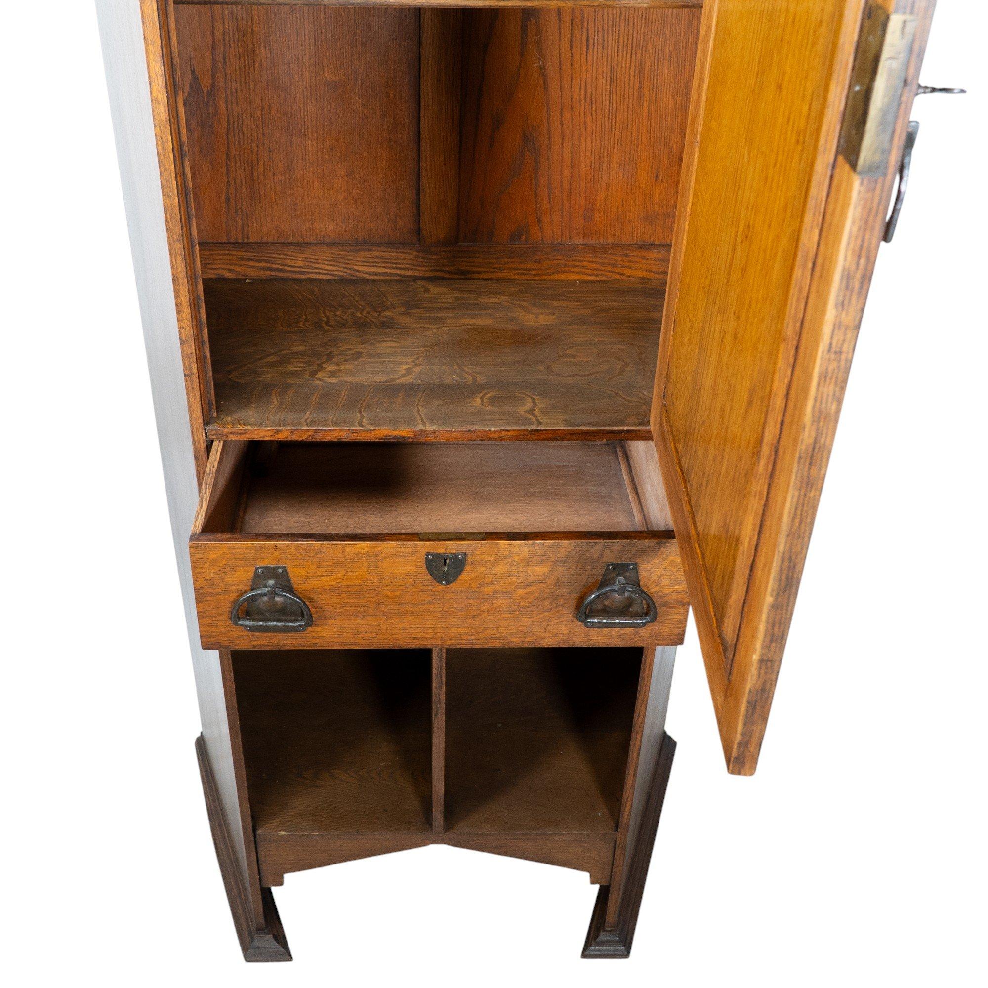 Kunstgewerblicher Eichenschrank von Shapland & Petter mit Laubsägearbeit-Giebel im Angebot 8