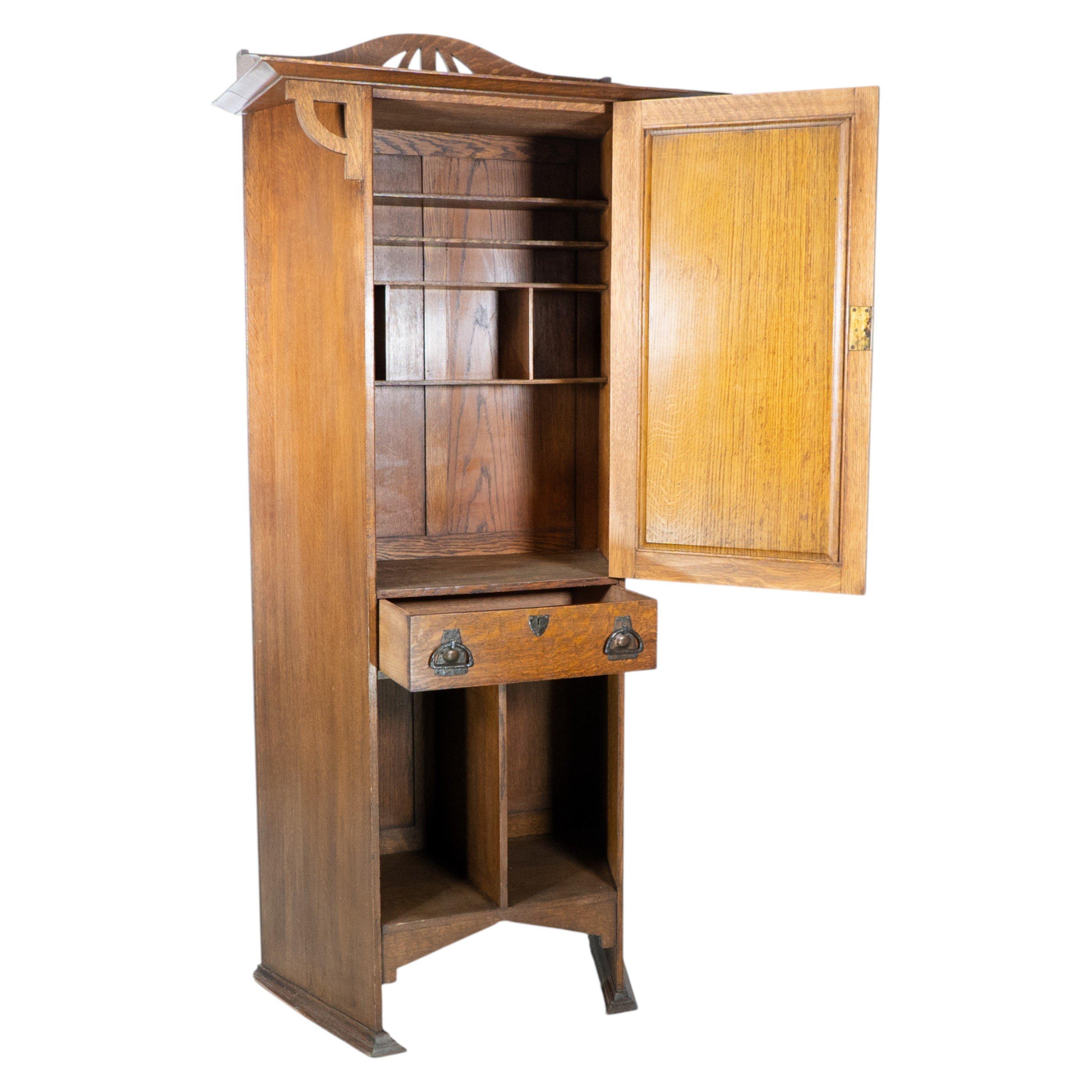 Kunstgewerblicher Eichenschrank von Shapland & Petter mit Laubsägearbeit-Giebel im Angebot 9