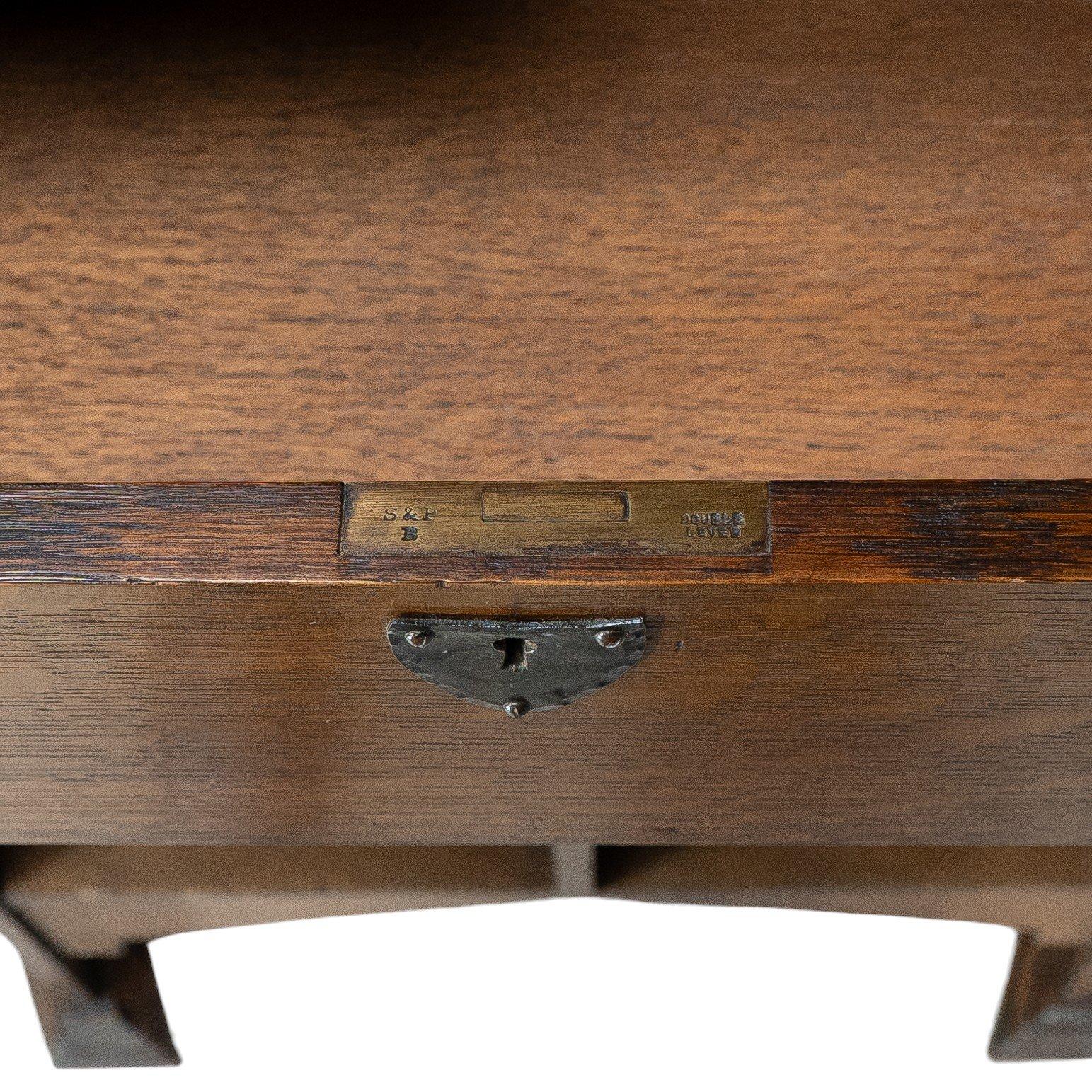 Kunstgewerblicher Eichenschrank von Shapland & Petter mit Laubsägearbeit-Giebel im Angebot 10