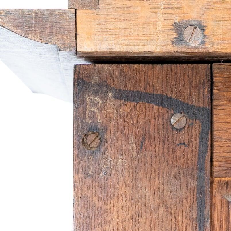 Kunstgewerblicher Eichenschrank von Shapland & Petter mit Laubsägearbeit-Giebel im Angebot 11