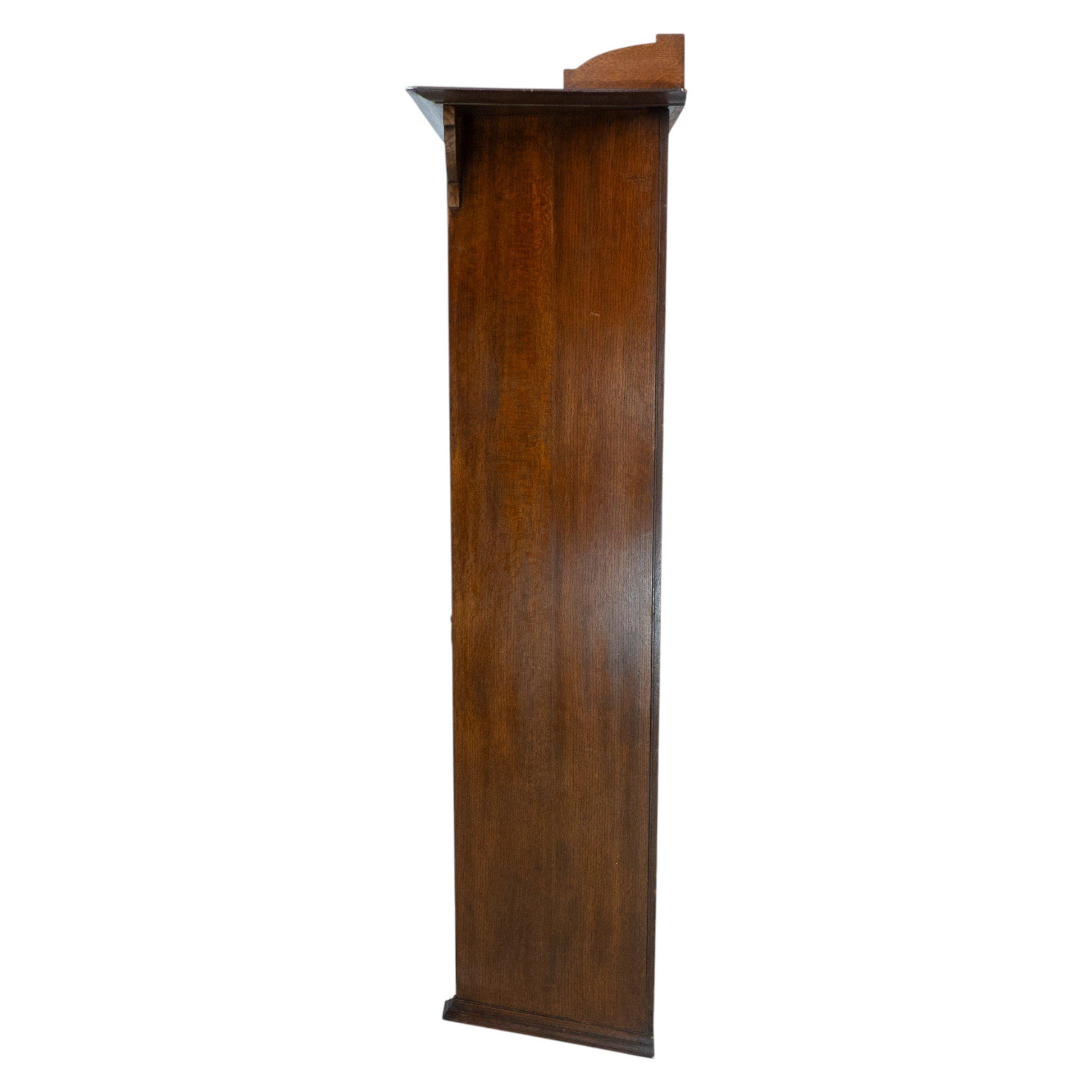 Kunstgewerblicher Eichenschrank von Shapland & Petter mit Laubsägearbeit-Giebel (Arts and Crafts) im Angebot