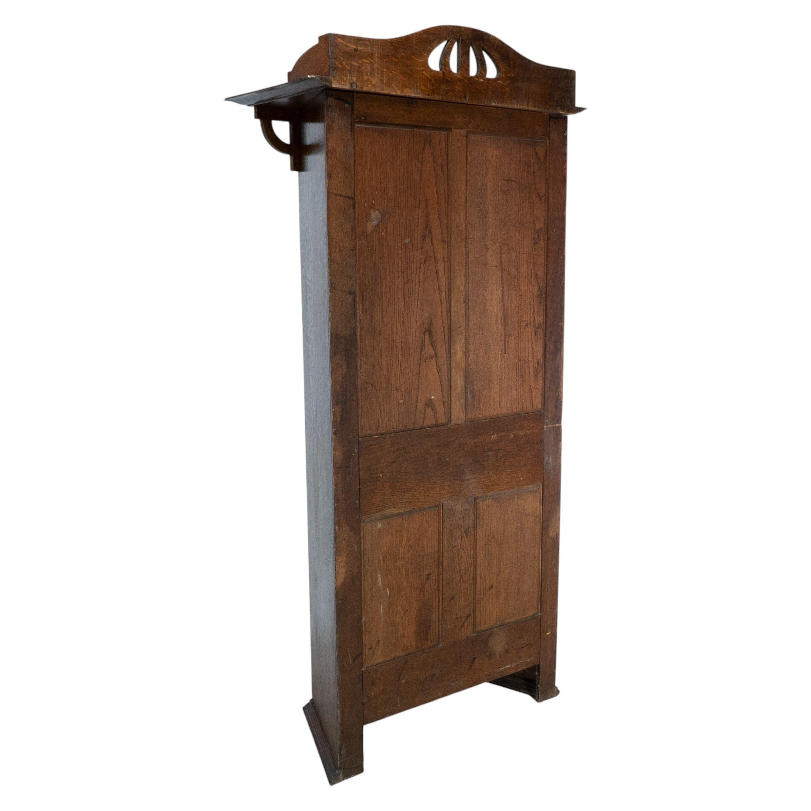 Kunstgewerblicher Eichenschrank von Shapland & Petter mit Laubsägearbeit-Giebel (Handgefertigt) im Angebot