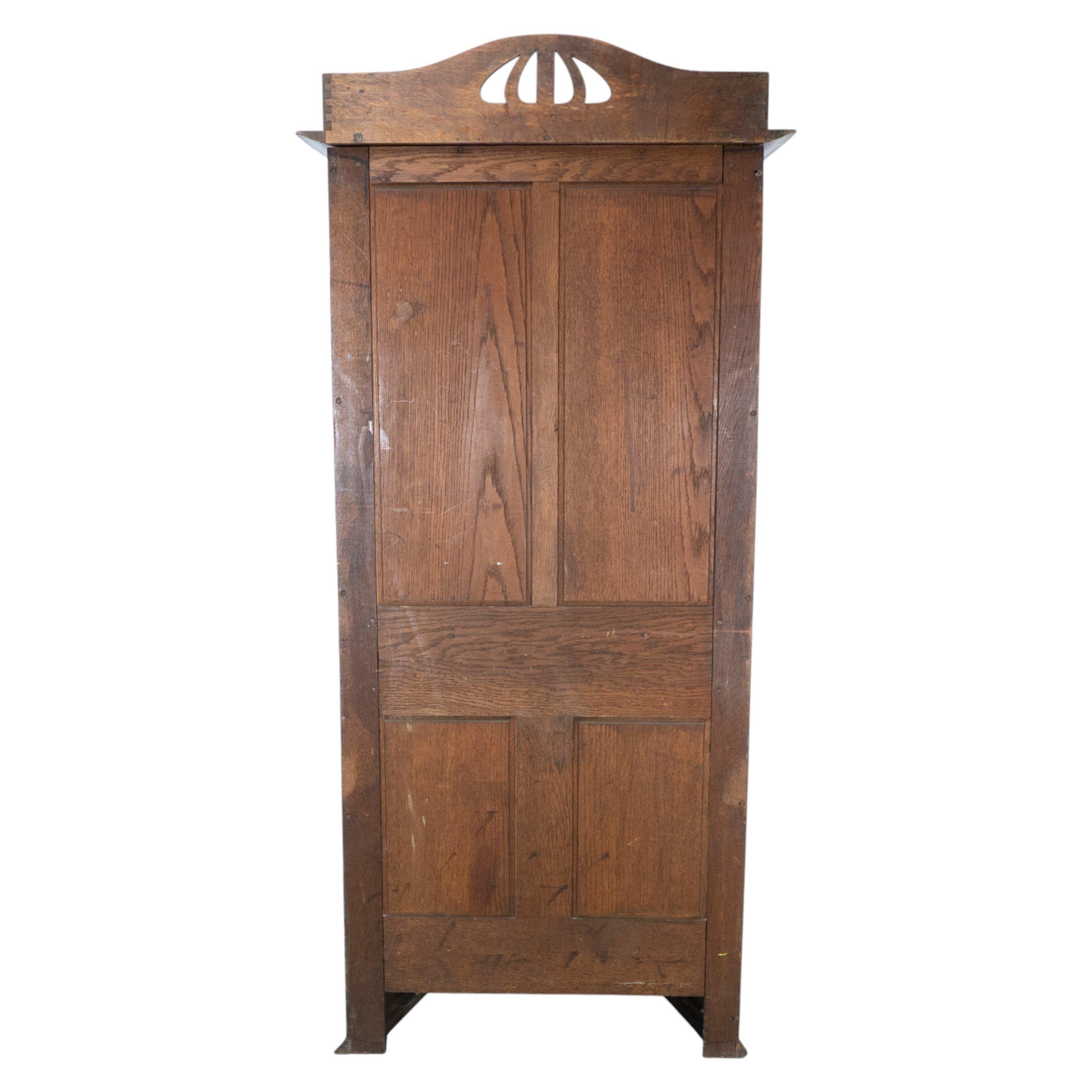 Kunstgewerblicher Eichenschrank von Shapland & Petter mit Laubsägearbeit-Giebel im Zustand „Gut“ im Angebot in London, GB