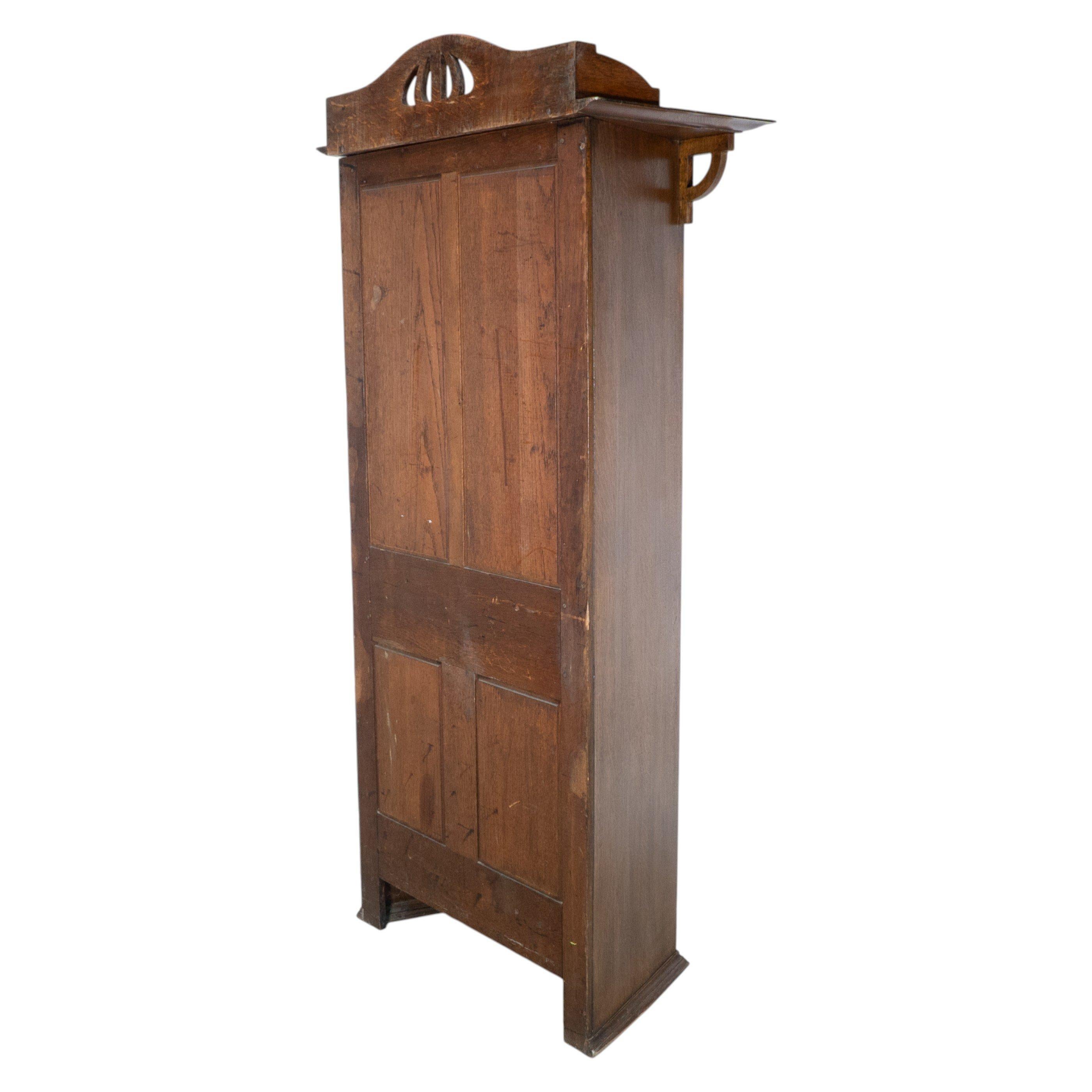 Kunstgewerblicher Eichenschrank von Shapland & Petter mit Laubsägearbeit-Giebel (20. Jahrhundert) im Angebot