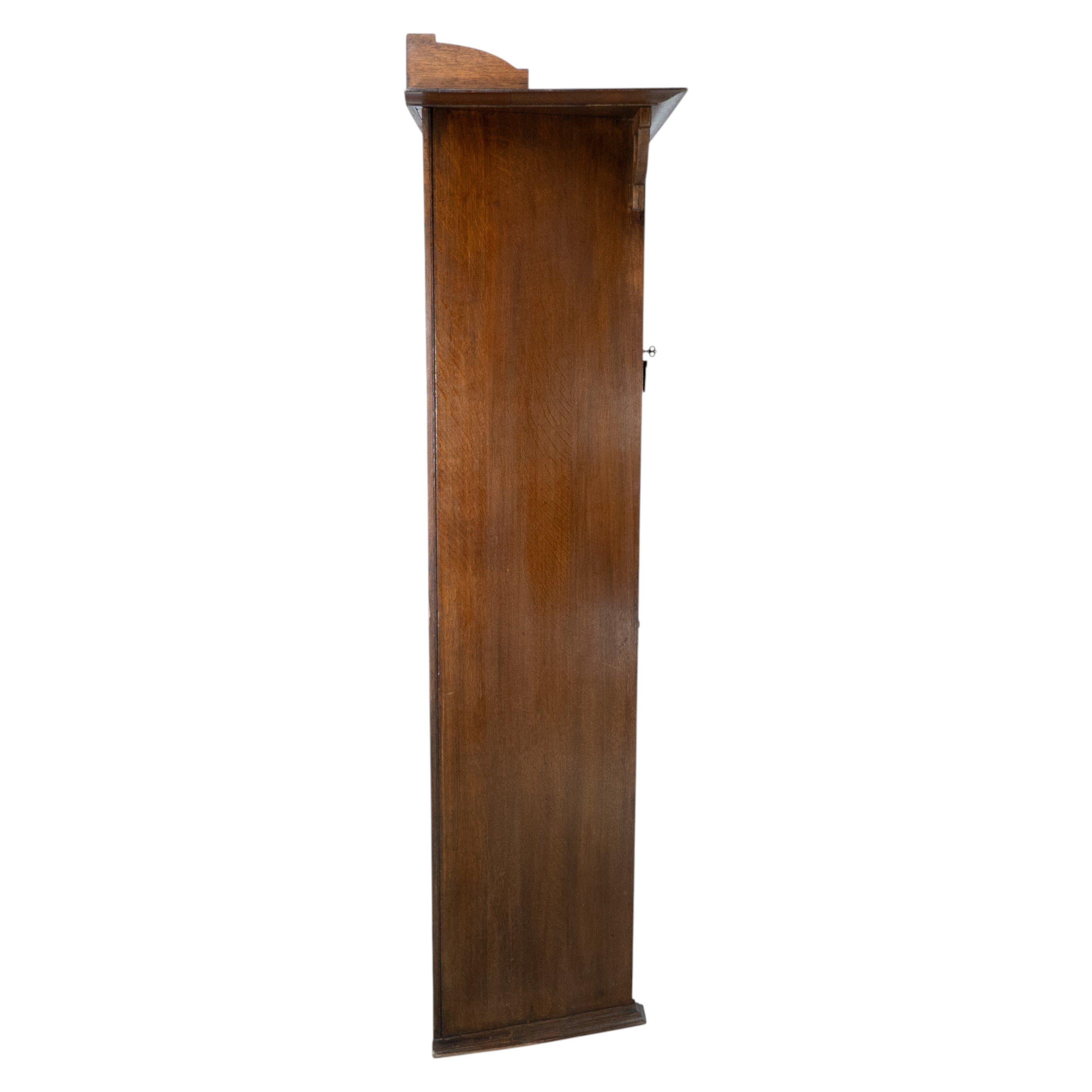 Kunstgewerblicher Eichenschrank von Shapland & Petter mit Laubsägearbeit-Giebel (Eichenholz) im Angebot