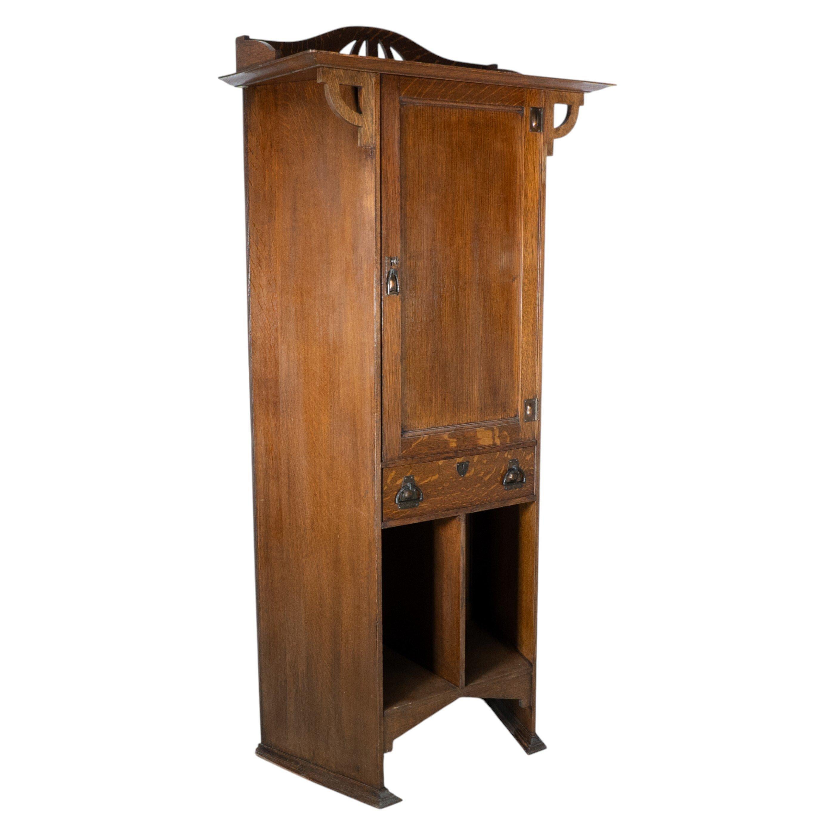 Kunstgewerblicher Eichenschrank von Shapland & Petter mit Laubsägearbeit-Giebel im Angebot 1