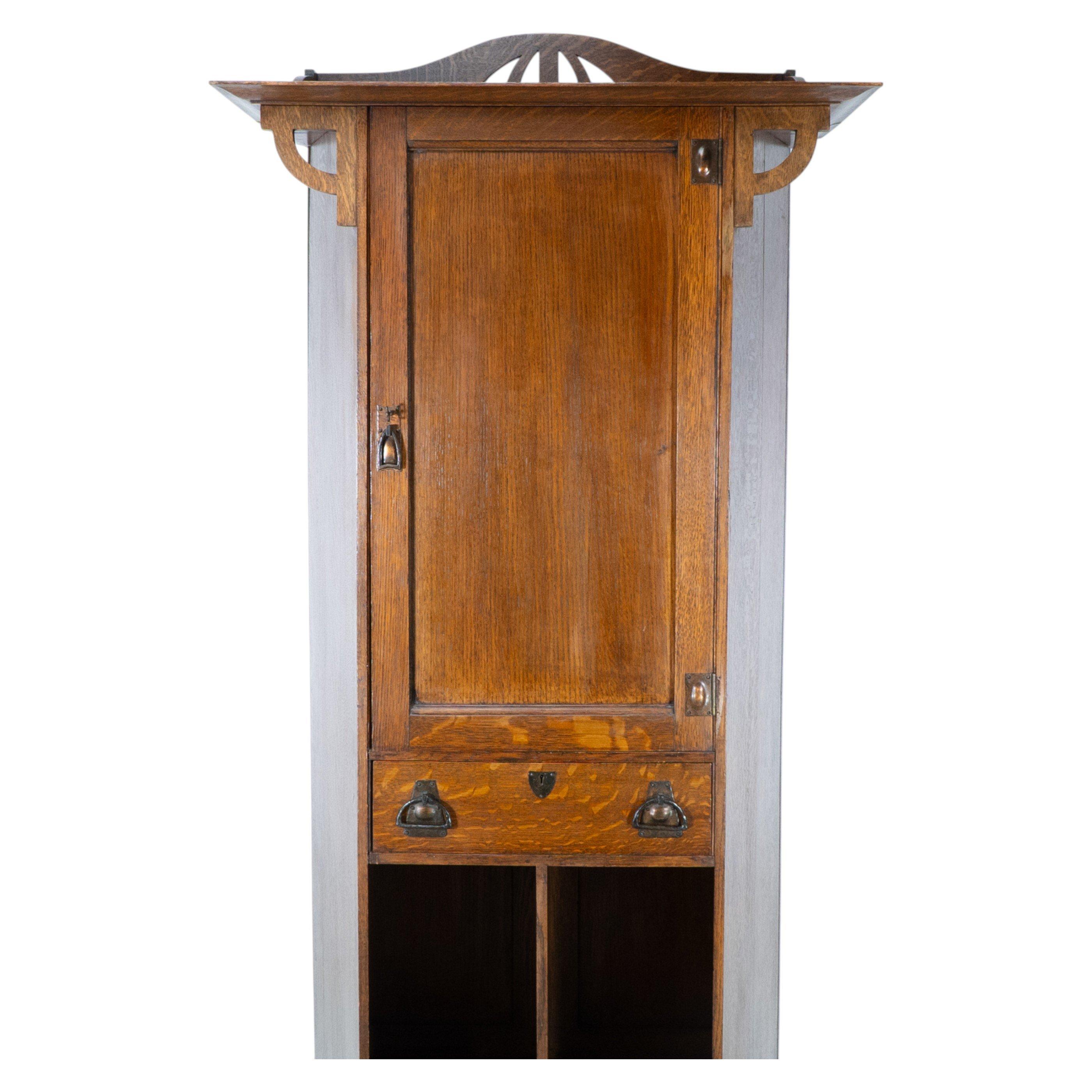 Kunstgewerblicher Eichenschrank von Shapland & Petter mit Laubsägearbeit-Giebel im Angebot 2