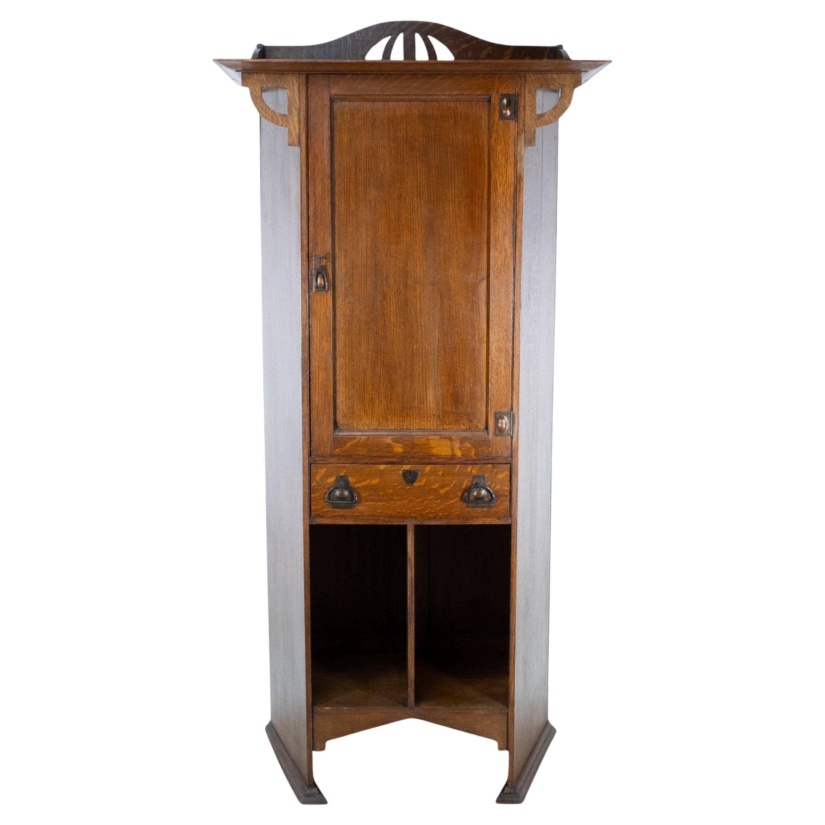 Kunstgewerblicher Eichenschrank von Shapland & Petter mit Laubsägearbeit-Giebel im Angebot