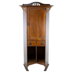 Kunstgewerblicher Eichenschrank von Shapland & Petter mit Laubsägearbeit-Giebel