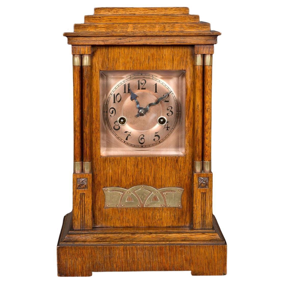 Horloge de cheminée en chêne de style Arts and Crafts