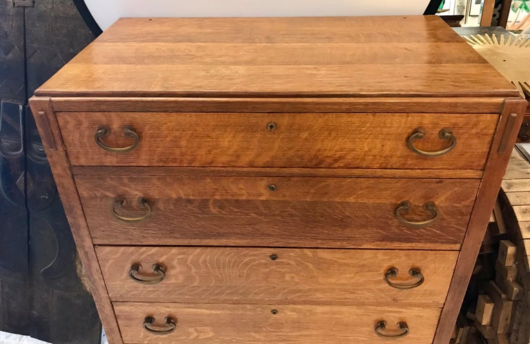 Antique Arts & Crafts oak chest of drawers or dresser. All original. Features five drawers with
dovetail and horseshoe hardware.