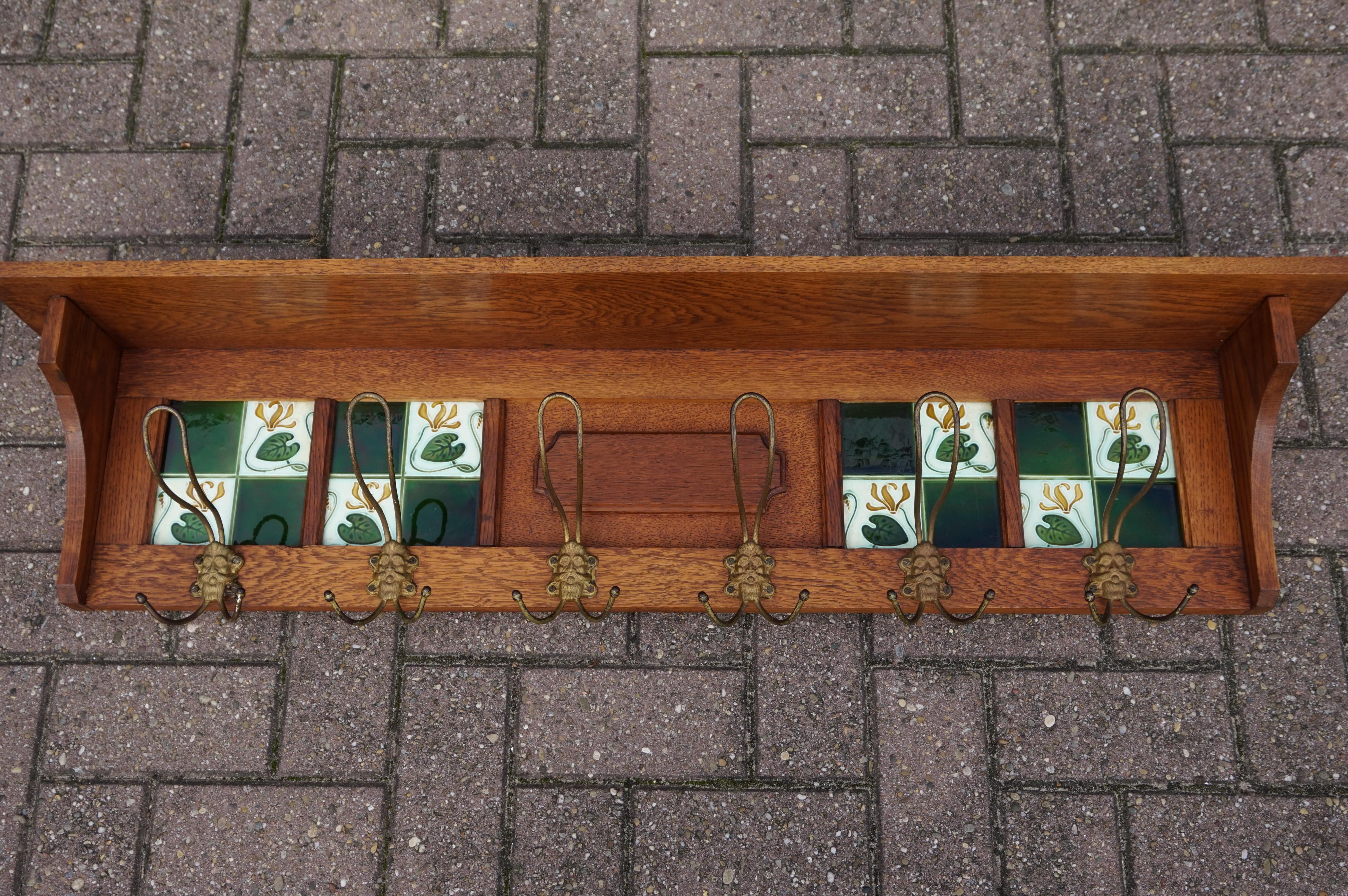 Arts & Crafts Oak Coat Rack with Majolica Glazed Lily Flower Tiles & Brass Hooks In Excellent Condition For Sale In Lisse, NL