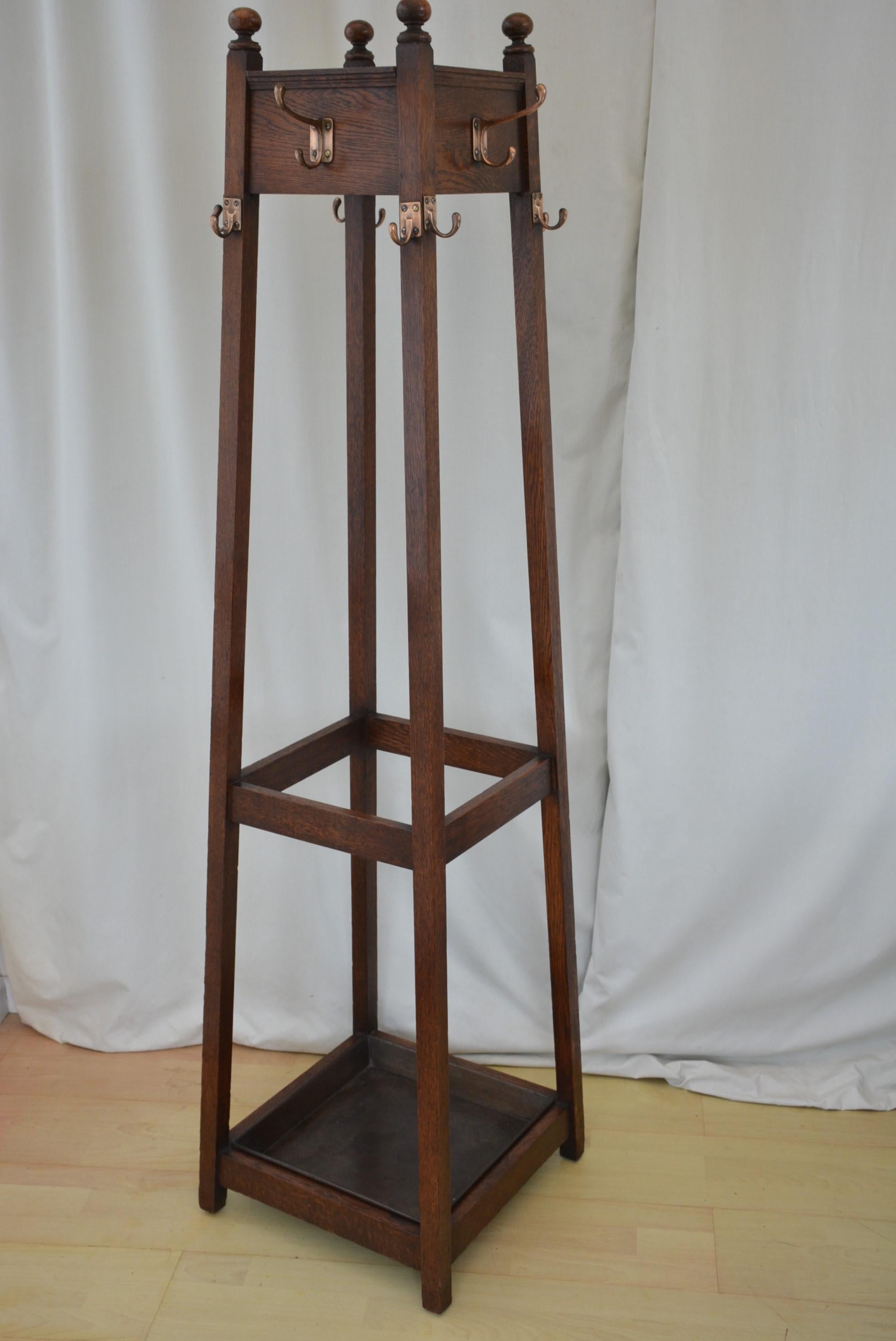 K0637   Elegante e raffinato appendiabiti in legno massiccio di Oak della fine del XIX secolo, con quattro terminali torniti decorativi sopra un bordo modanato e quattro appendiabiti doppi placcati in rame con ganci singoli al di sotto. Il tutto su