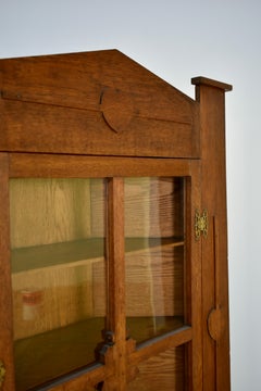 Arts and Crafts oak corner cabinet, 1900s