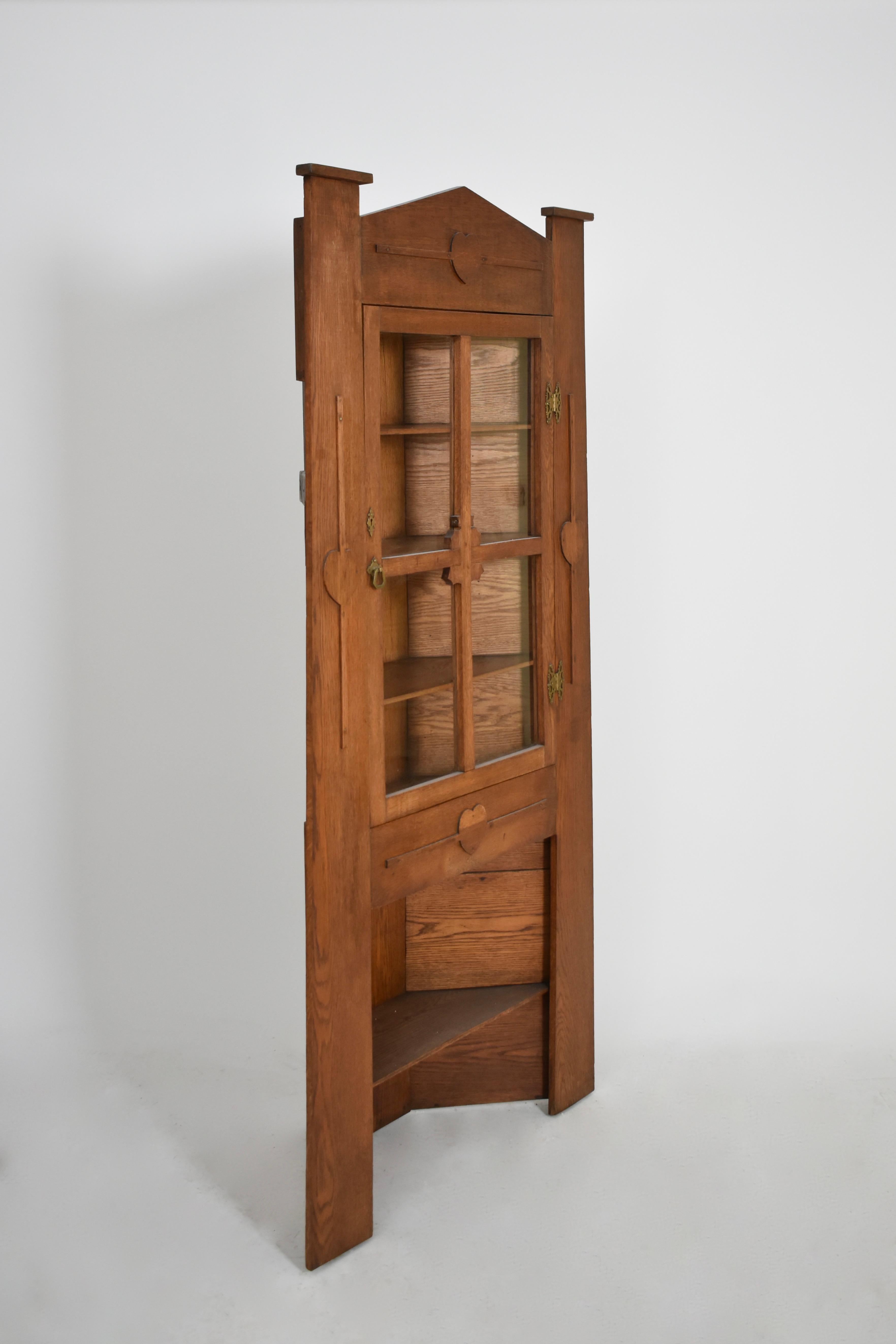 Armadio angolare in quercia Arts and Crafts, 1900 In condizioni ottime in vendita a Lisboa, PT