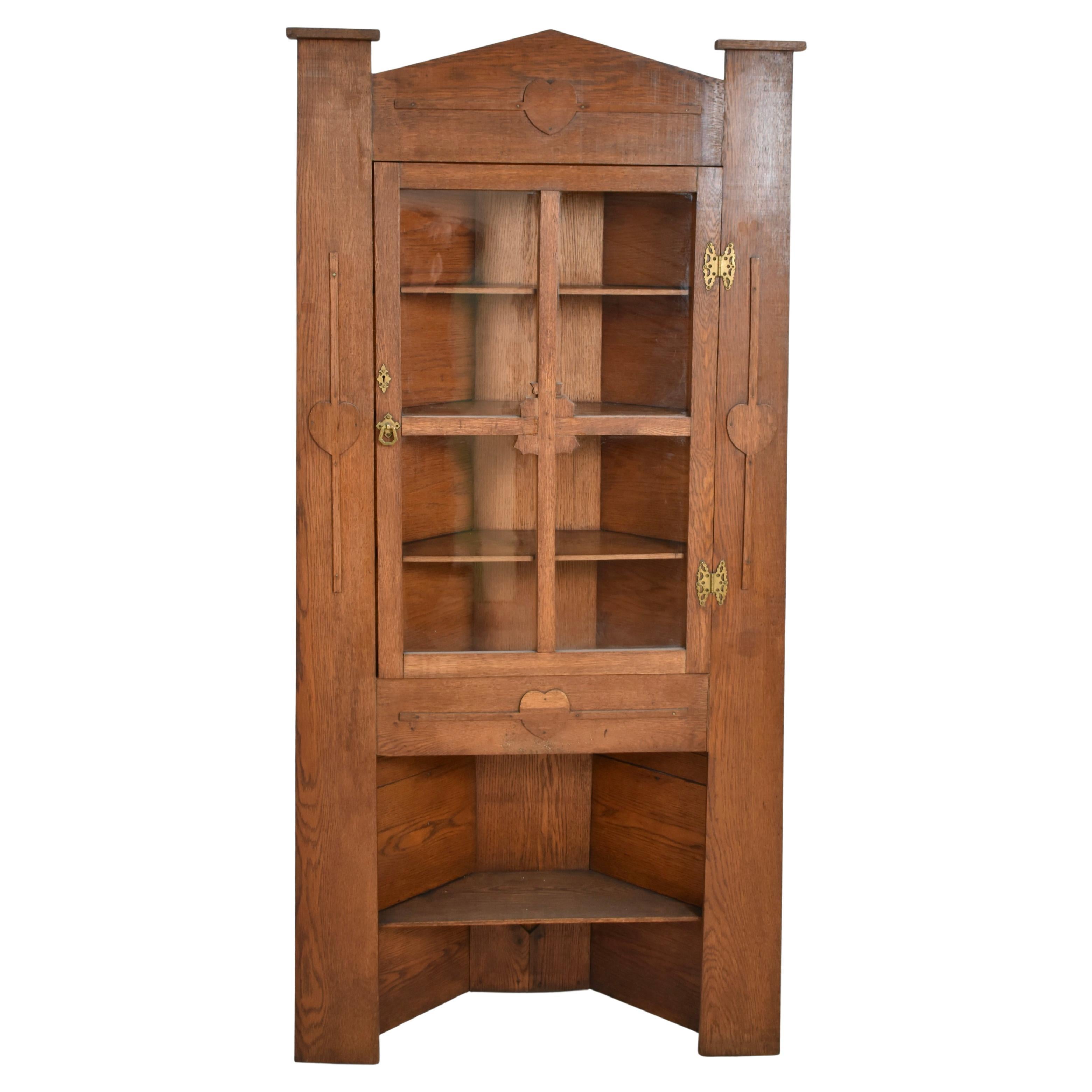 Arts and Craft Eckschrank aus Eiche, 1900er Jahre
